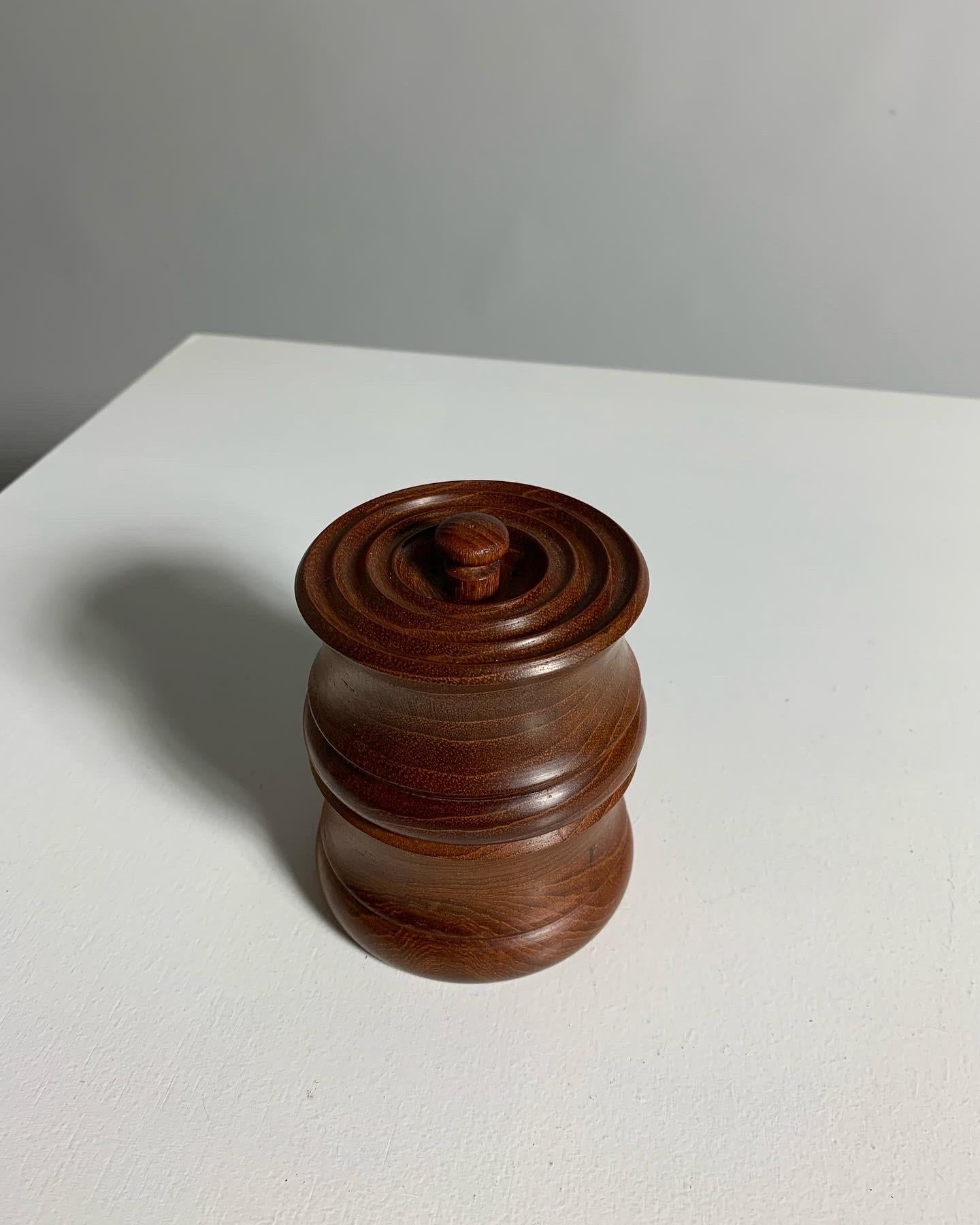 Hand-Crafted Nissen Denmark Pepper Mill Teak Integrated Salt Shaker Mid Century 1960s For Sale