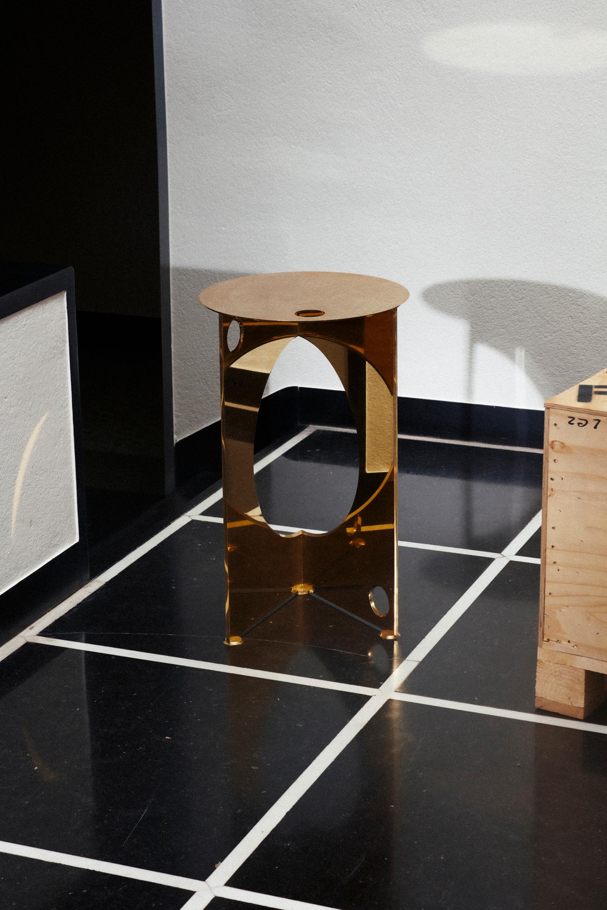One side table, 2019 

Defying the ancient mathematical adage “you can’t square a circle,” this sculptural table combines a circular top with a square base of the exact same weight and surface area. Both foundational pieces as well as the table’s