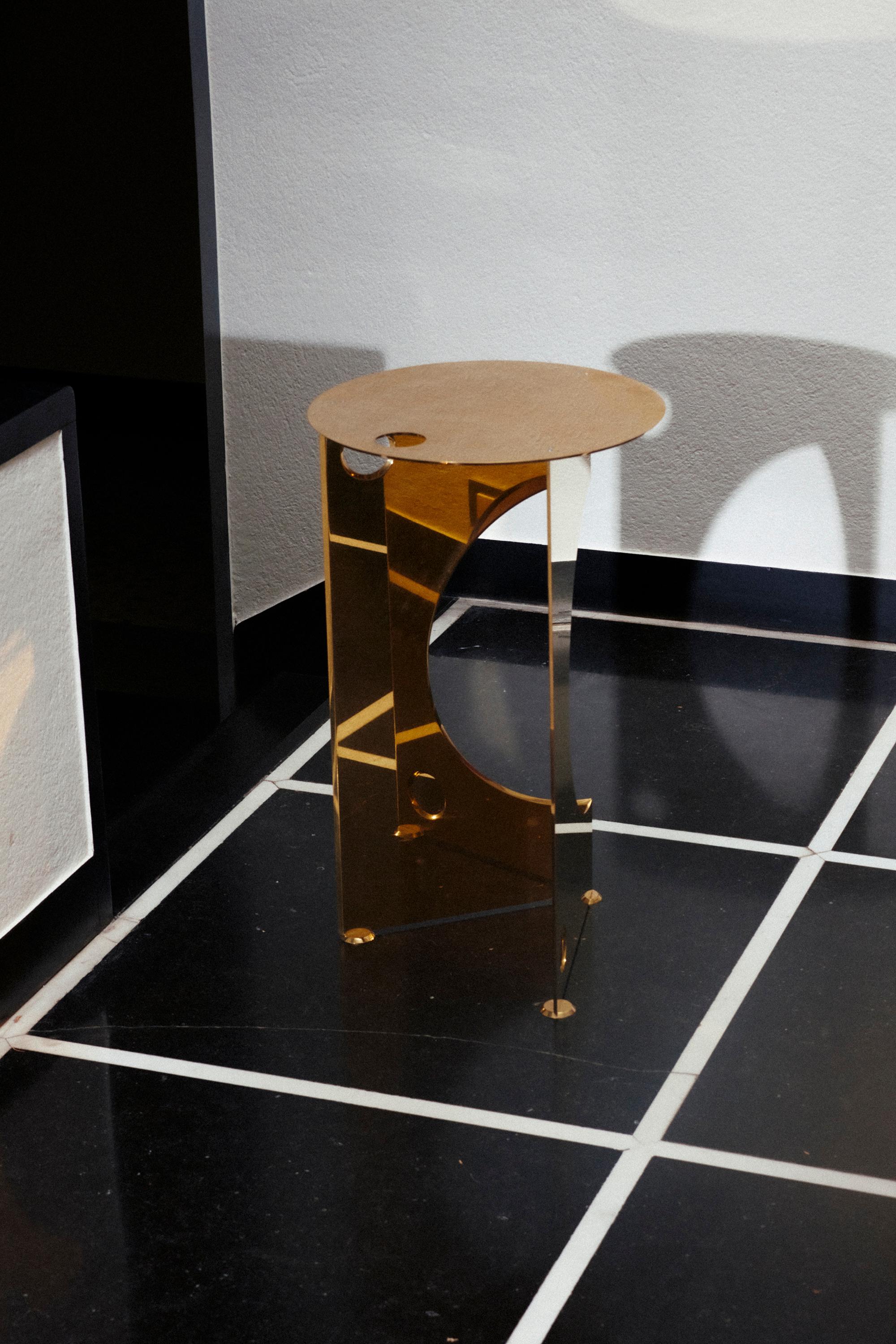 Moderne Table d'appoint contemporaine en cuivre poli NITA en vente