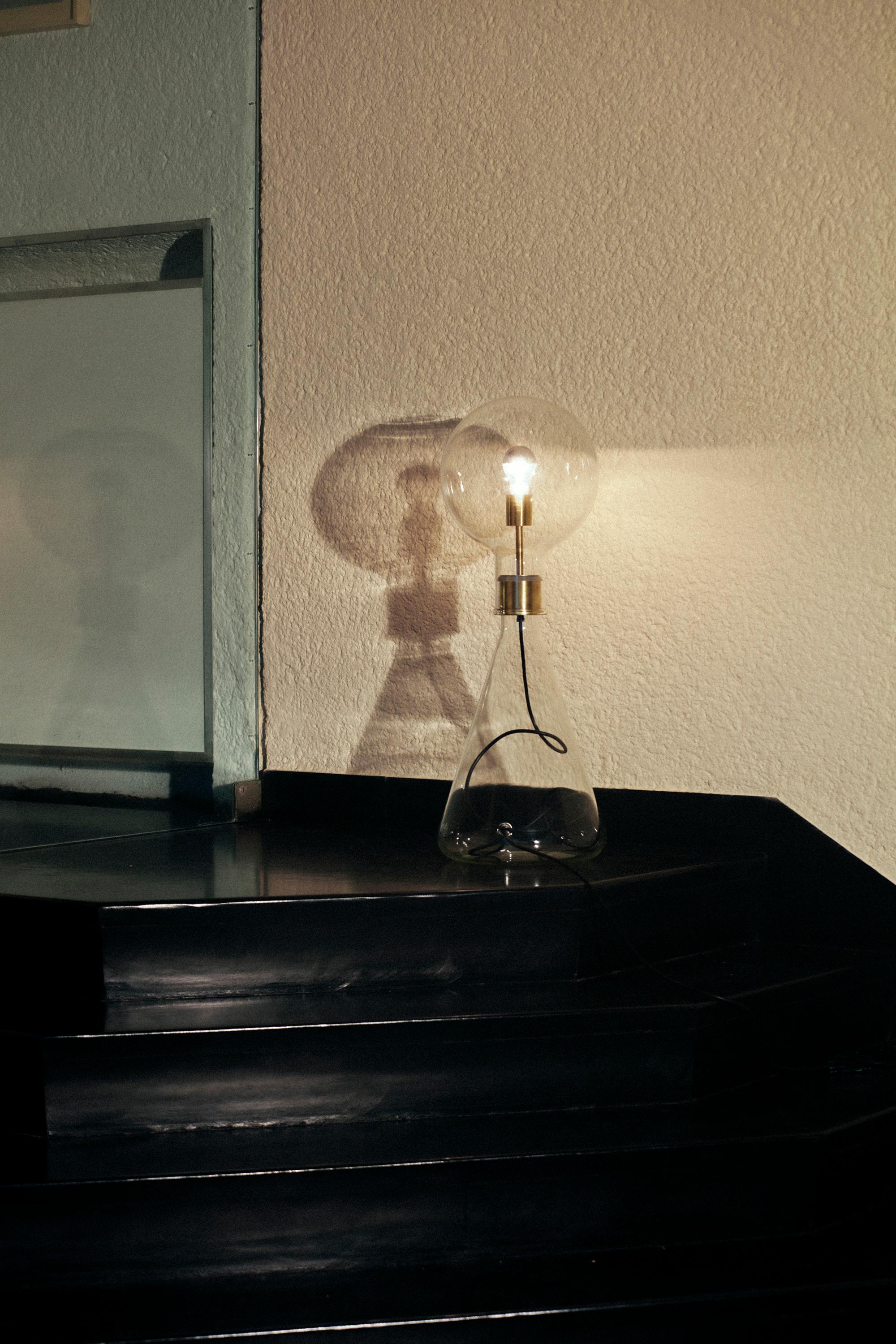 Moderne Lampe de bureau NITA XL en verre borosilcate soufflé et laiton brossé en vente