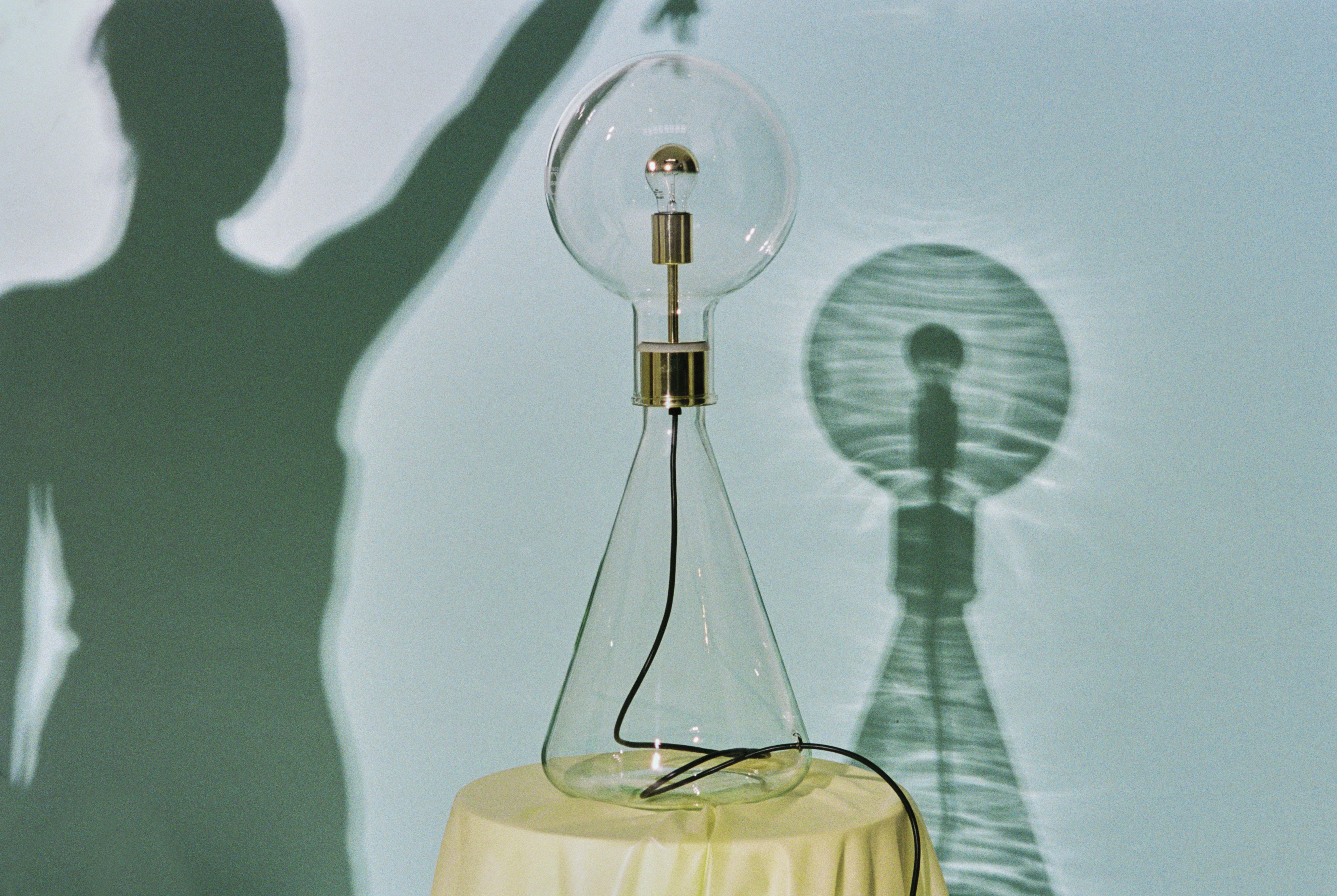 XL Light, 2018

Inspirée par les expériences d'éclairage révolutionnaires de Thomas Edison, la Collection XL est ancrée physiquement et philosophiquement par une ampoule Edison moderne. Associé à des composants industriels semi-finis, dont une