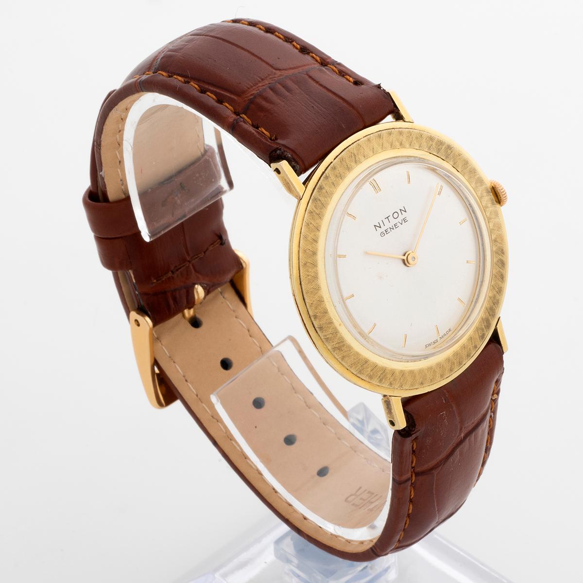 Our lovely vintage Niton Geneve features a space era 