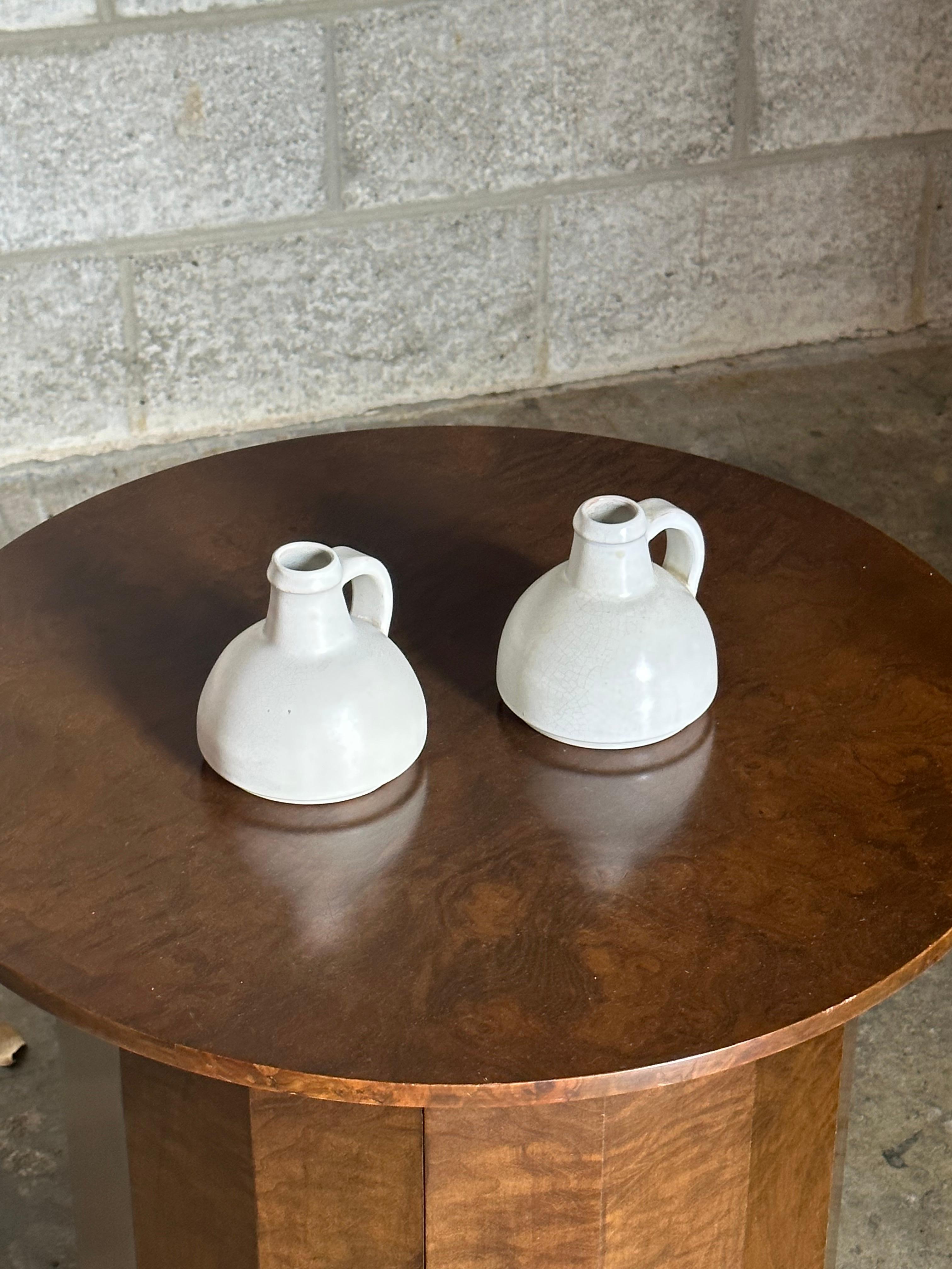 Una coppia di splendidi vasi prodotti da Nittsjö. I vasi dalla forma classica e dalla tavolozza minimalista possono essere utilizzati in una varietà di decori: minimalisti, moderni, contemporanei, organici, scandinavi, ecc. 