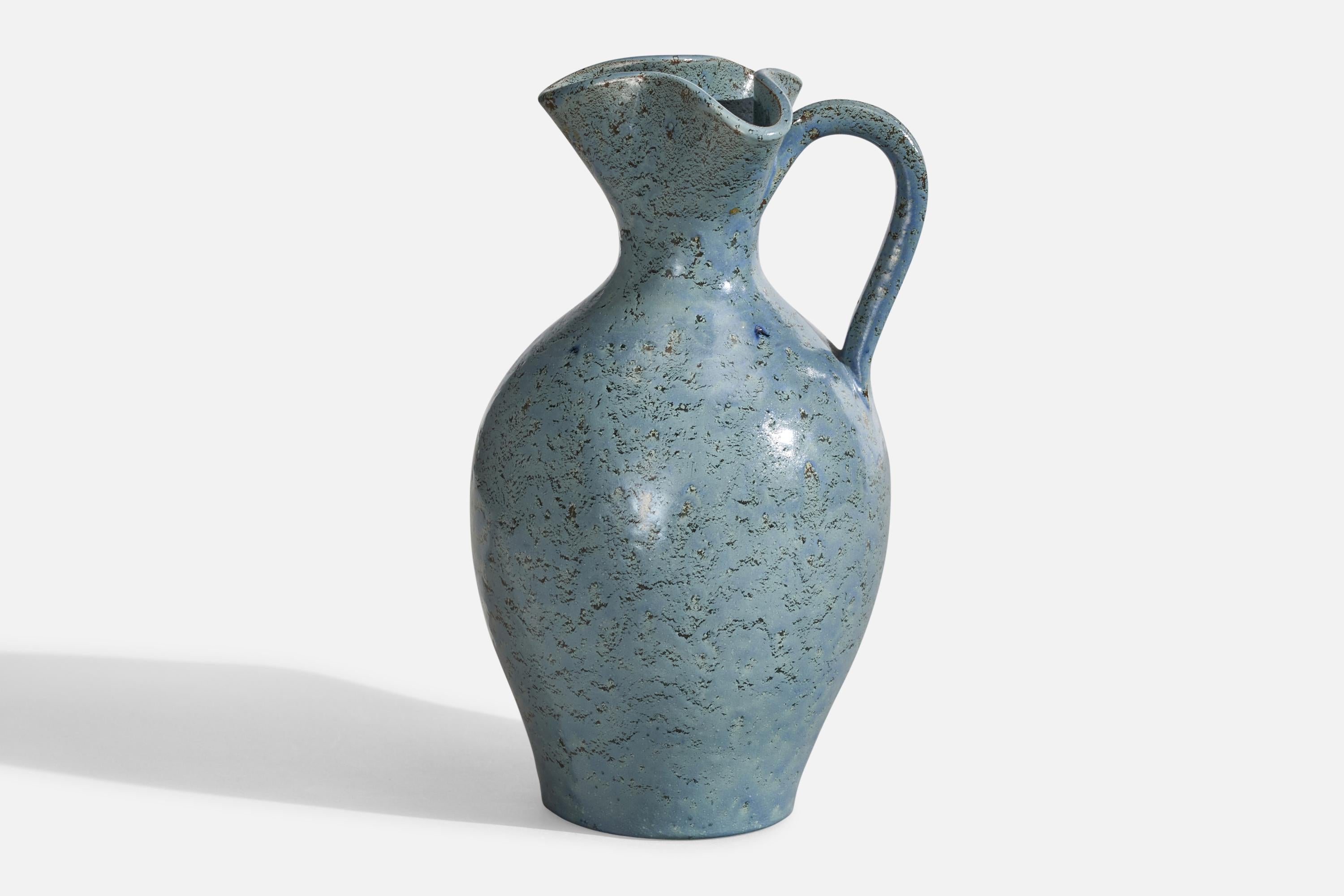 Pichet en céramique à glaçure bleue conçu et produit par Nittsjö, Suède, années 1930.
