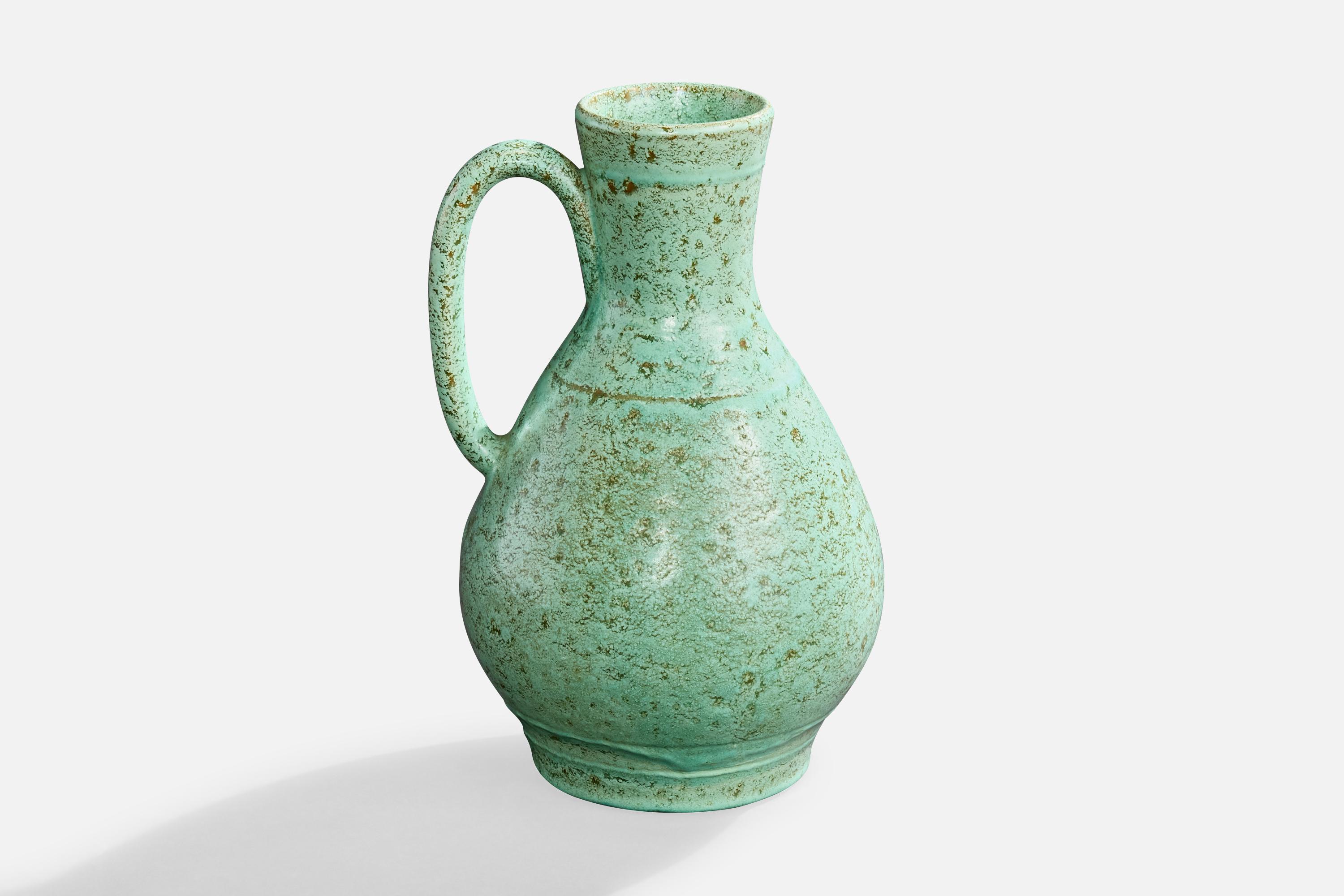 Brocca in ceramica smaltata di verde prodotta da Nittsjö, Svezia, anni '30 circa.

Dimensioni complessive (pollici): 8,25 