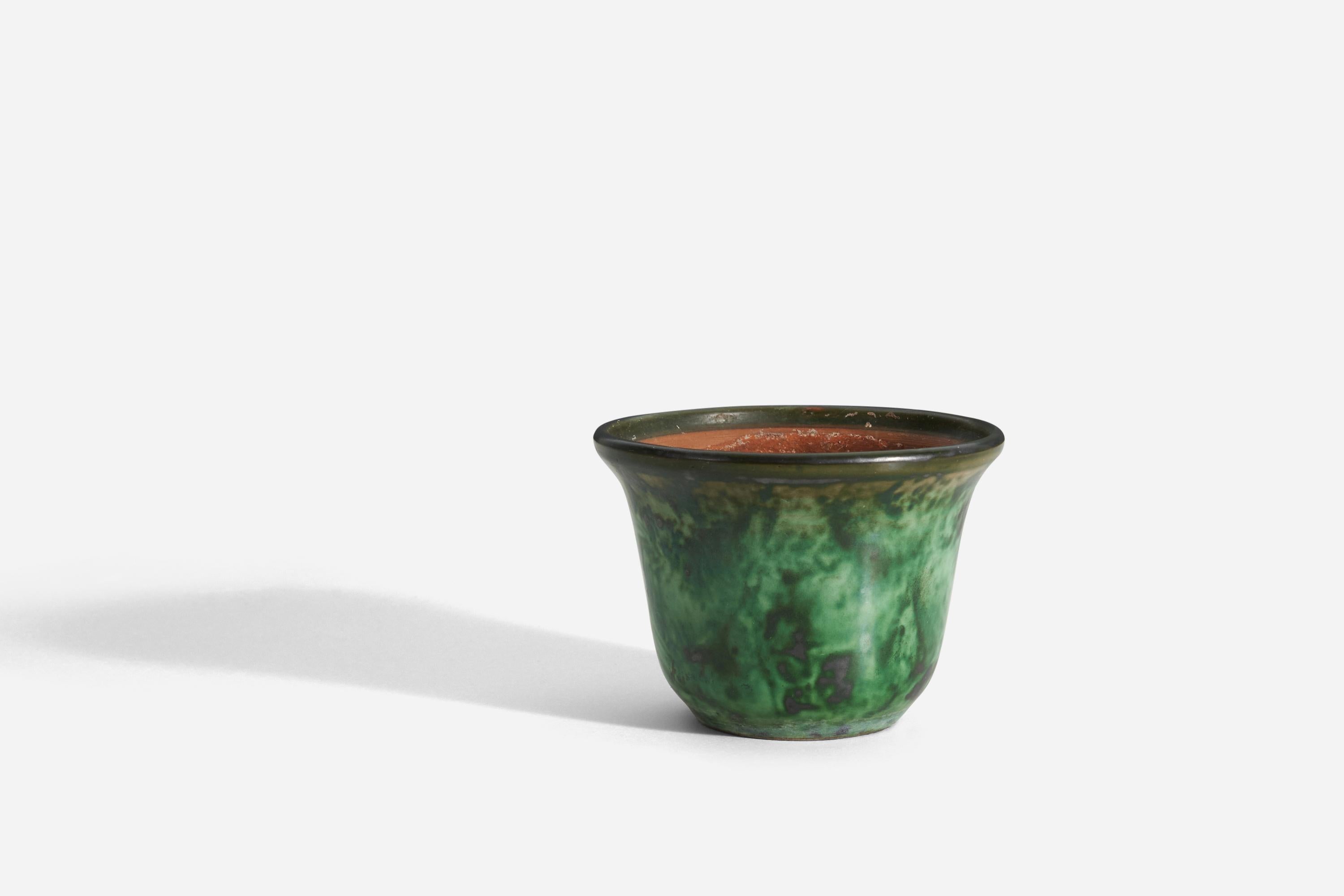 Un vase / jardinière / pot de fleurs en céramique, par Nittsjö. Produit en Suède, années 1940. Signé. Faïence à glaçure verte.
 