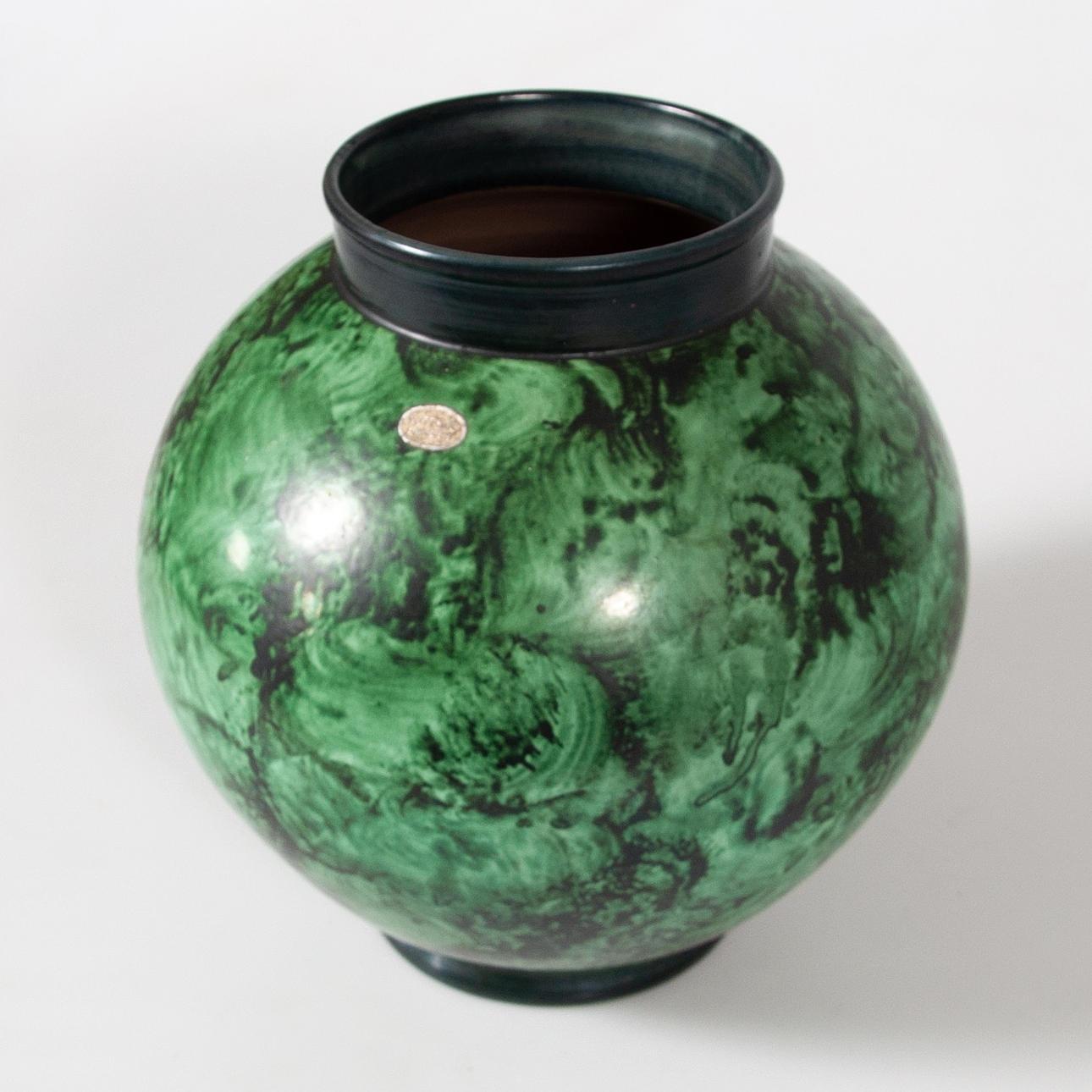 Erik Mornils pour Nittsjo Ceramic 1930's. 
Vase rond en céramique conçu par Erik Mornils pour la fabrique de céramique Nittsjo. Nittsjö Keramik est une entreprise suédoise de poterie bien connue pour son travail au milieu du XXe siècle, en