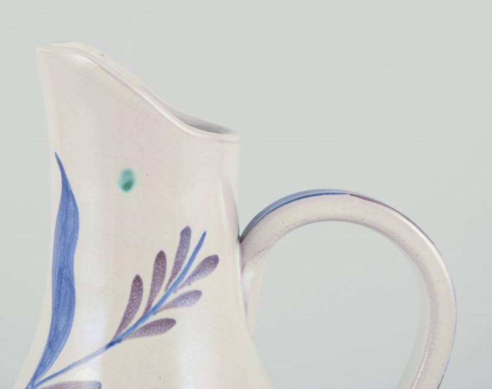 Nittsjö, Suède.
Vase en céramique unique.
Peint à la main avec des motifs floraux.
Circa 1960.
En parfait état.
Marqué.
Dimensions : Hauteur 26,0 cm. x Largeur 15,0 cm.

