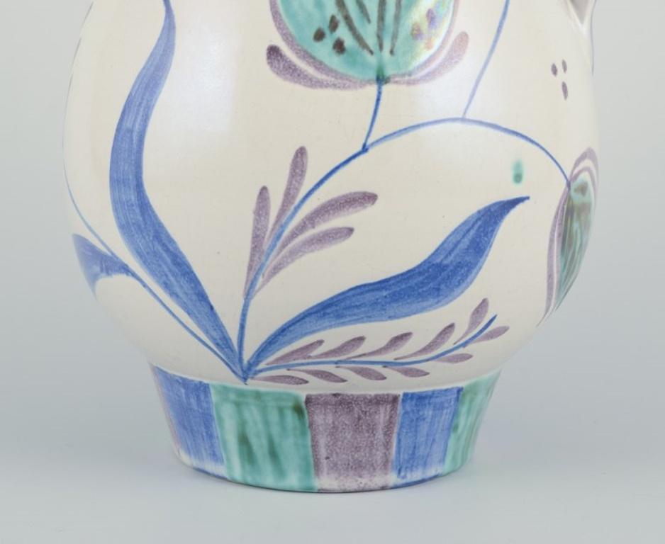 Suédois Nittsjö, Suède. Vase en céramique unique. Peint à la main avec des motifs floraux. Ca 1960 en vente