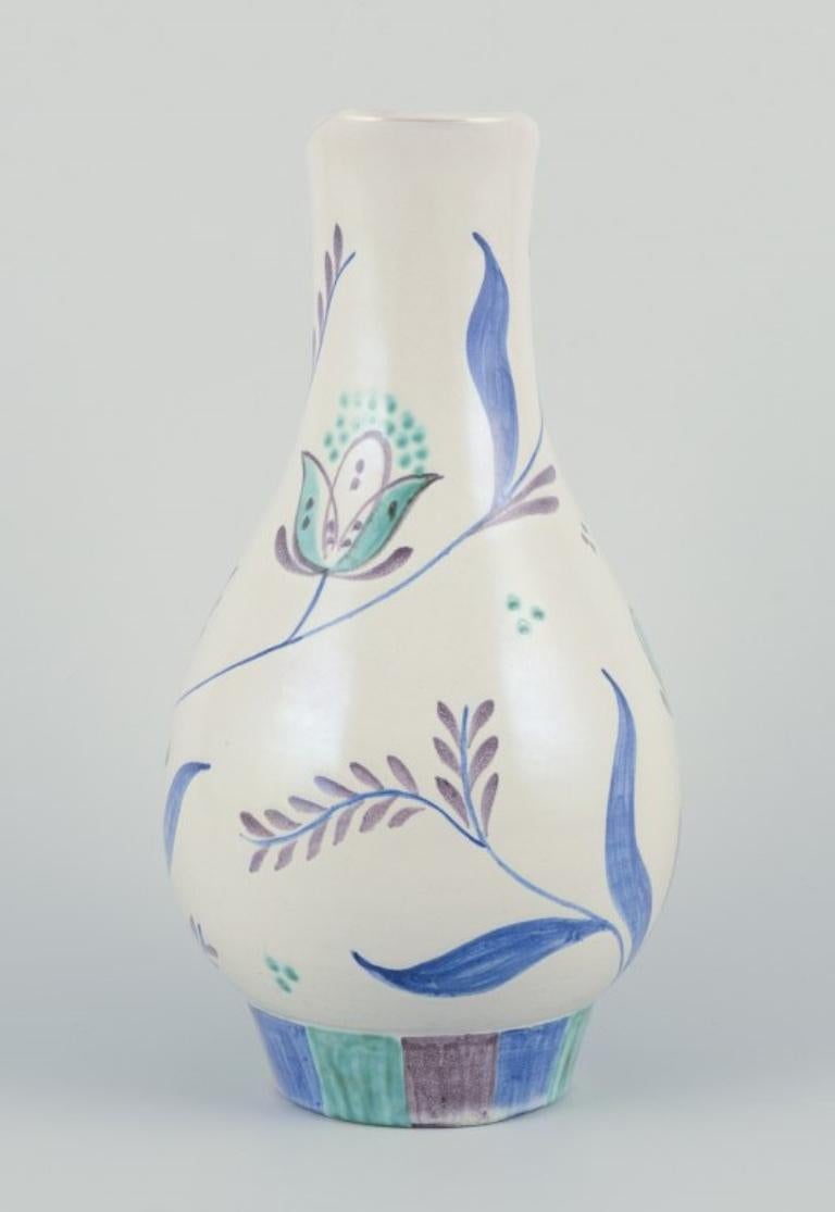 Vernissé Nittsjö, Suède. Vase en céramique unique. Peint à la main avec des motifs floraux. Ca 1960 en vente