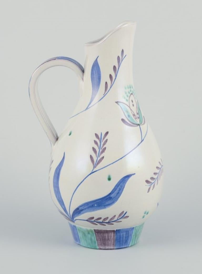 Nittsjö, Suède. Vase en céramique unique. Peint à la main avec des motifs floraux. Ca 1960 Excellent état - En vente à Copenhagen, DK