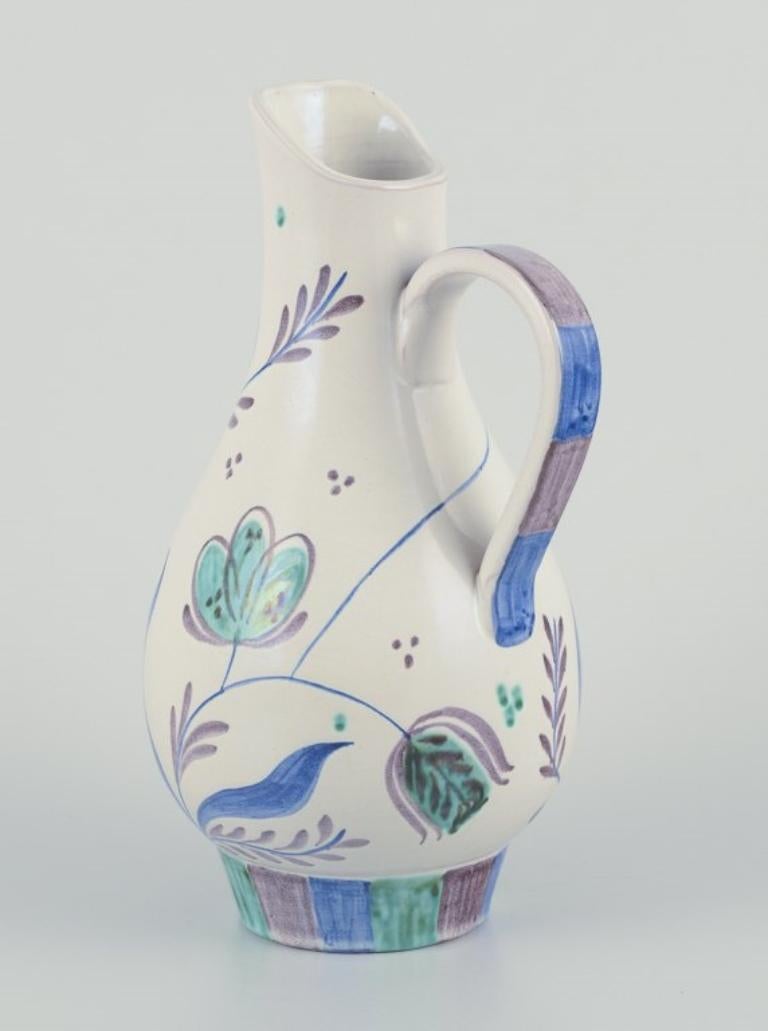 Milieu du XXe siècle Nittsjö, Suède. Vase en céramique unique. Peint à la main avec des motifs floraux. Ca 1960 en vente