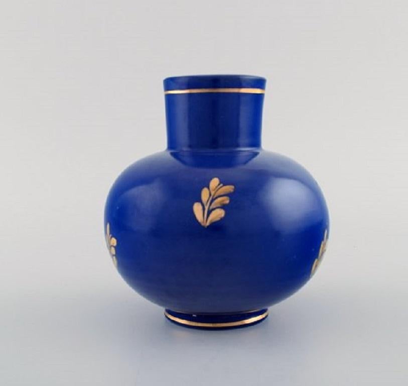 Nittsjö, Sweden. Vase in glazed ceramics. Blue glaze and leaves in gold, 1960s.
Stamped.
Measures: 12.5 x 12 cm.
In very good condition.
