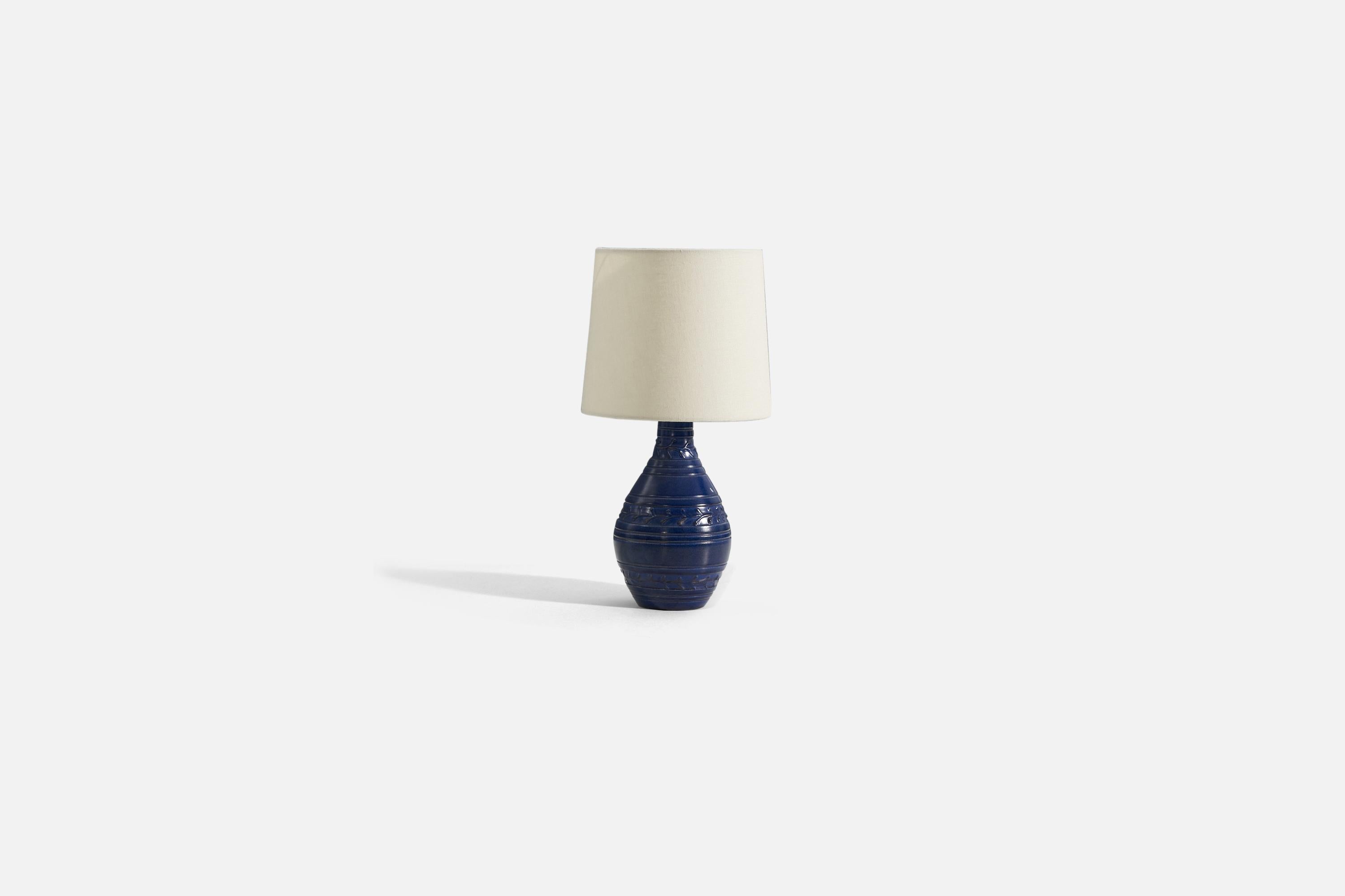 Lampe de table en faïence à glaçure bleue produite par Nittsjö, Suède, années 1930. 

Les dimensions indiquées ne comprennent pas l'abat-jour. La hauteur inclut la douille. Vendu sans abat-jour.

Pour référence : 
Dimensions de l'abat-jour : 7