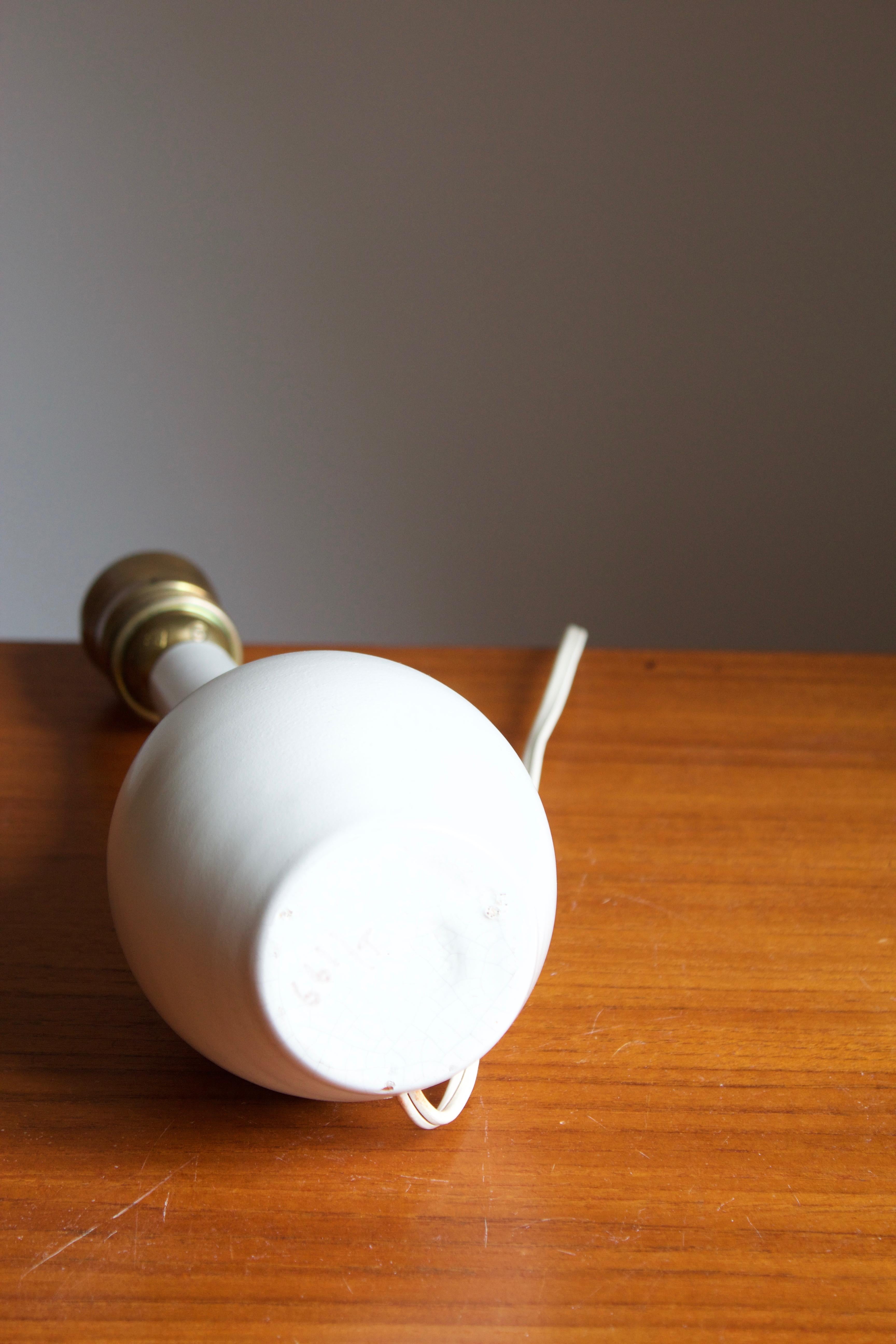 Nittsjö, Table Lamp, White Ceramic, Brass, Sweden, 1940s In Good Condition In High Point, NC