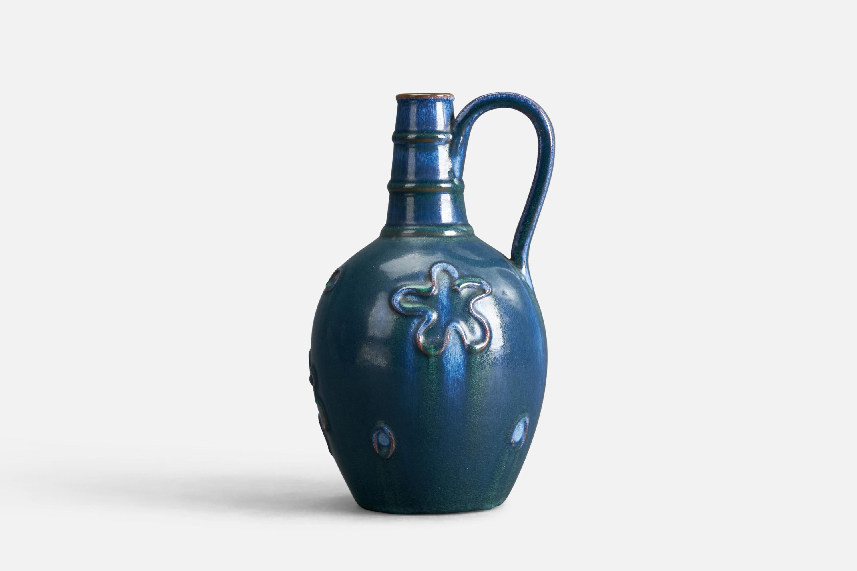 Vase/pichet en faïence émaillée bleue conçu et produit par Nittsjö, Suède, années 1940.