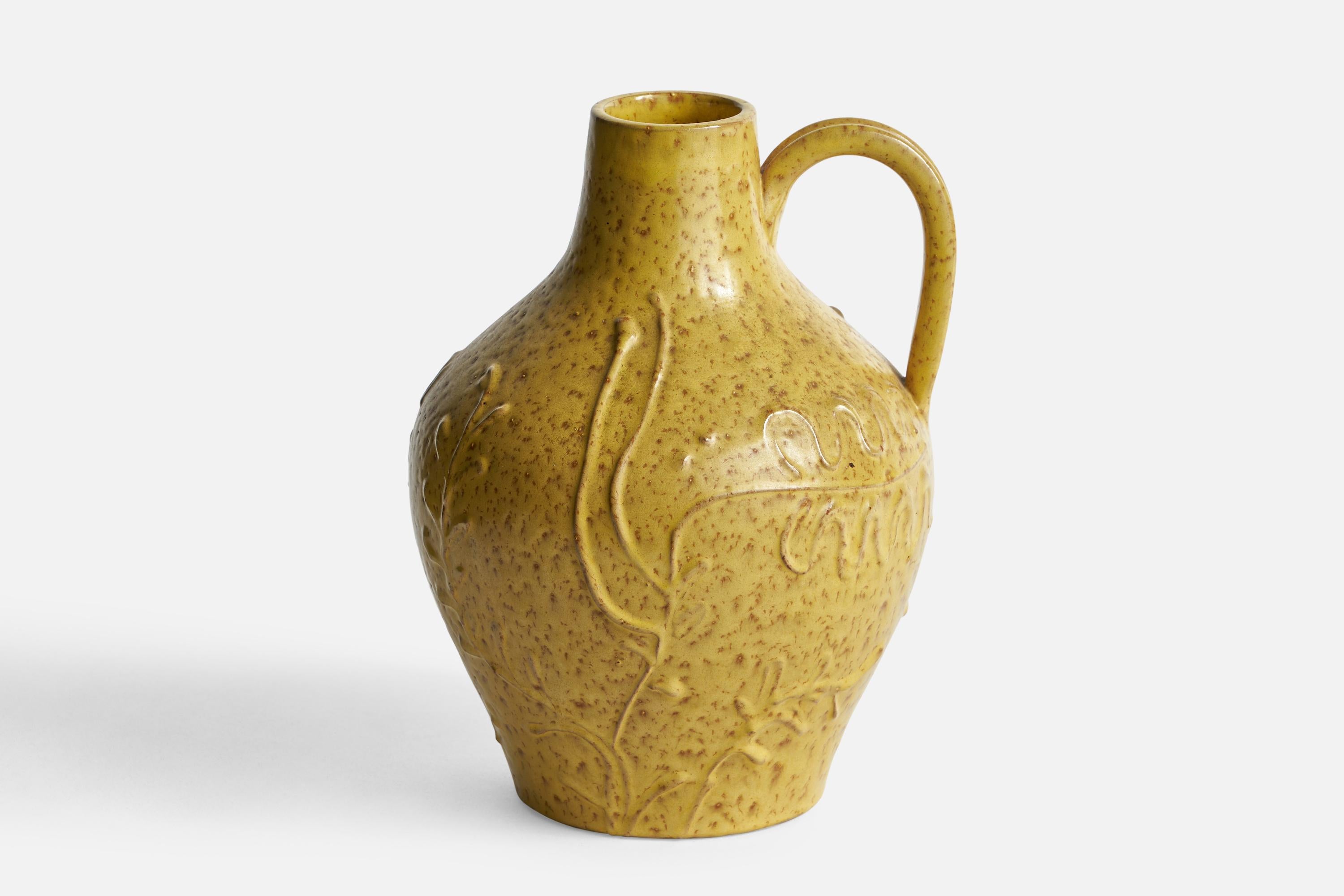 Vase en céramique à glaçure jaune conçu et produit par Nittsjö, Suède, années 1930.