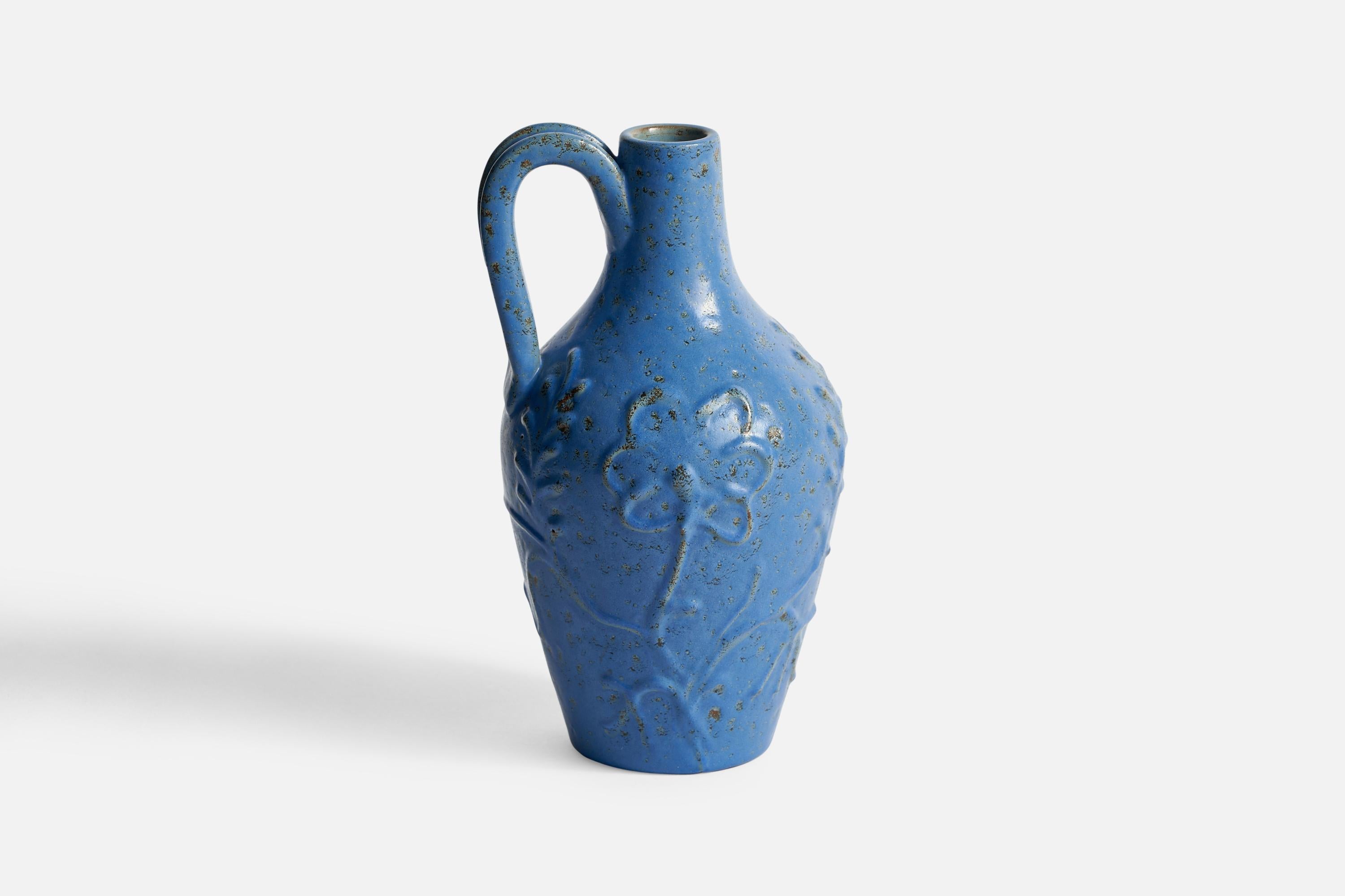 Vase en céramique à glaçure bleue conçu et produit par Nittsjö, Suède, années 1930.