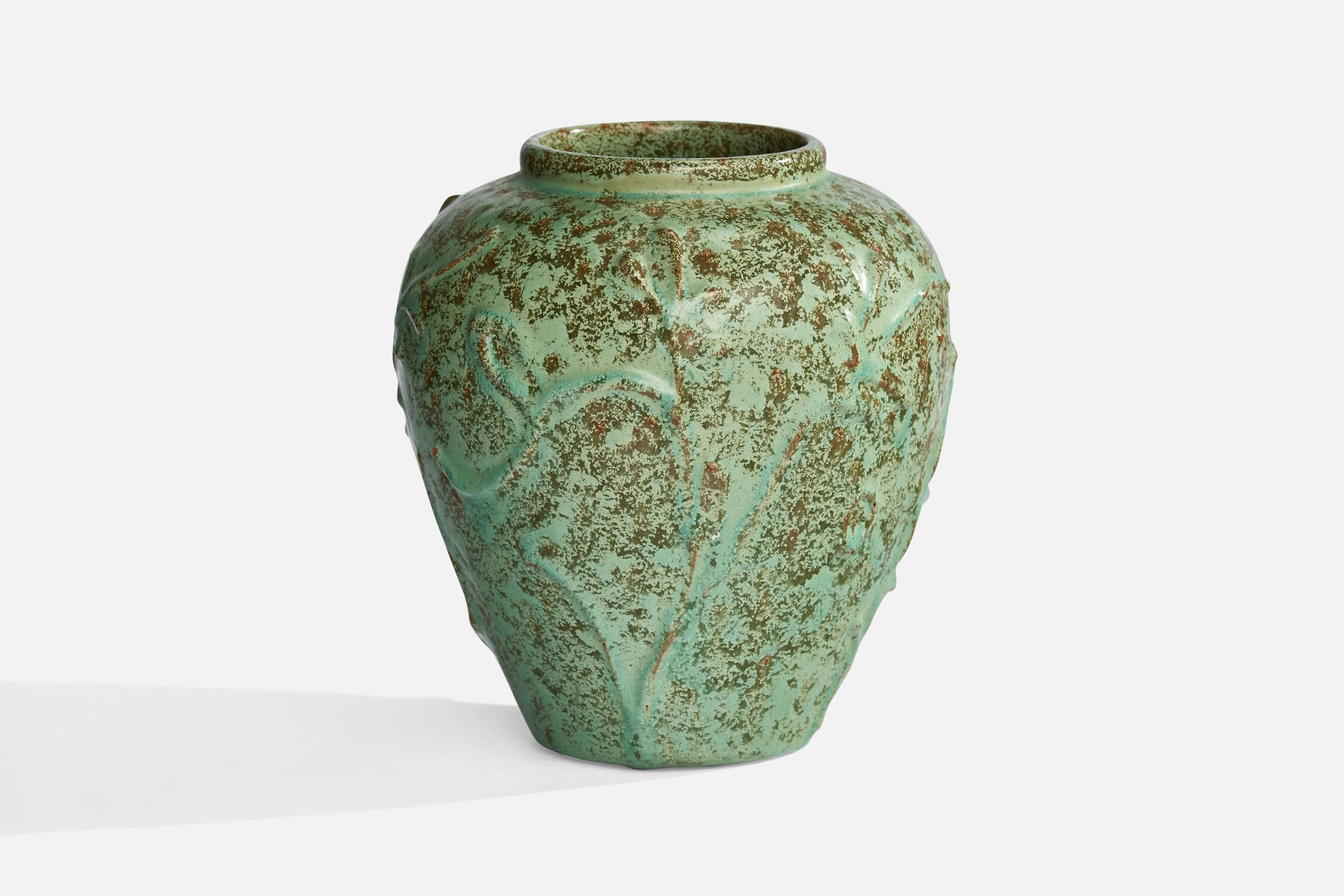Vase en céramique à glaçure verte conçu et produit en Suède, années 1930.