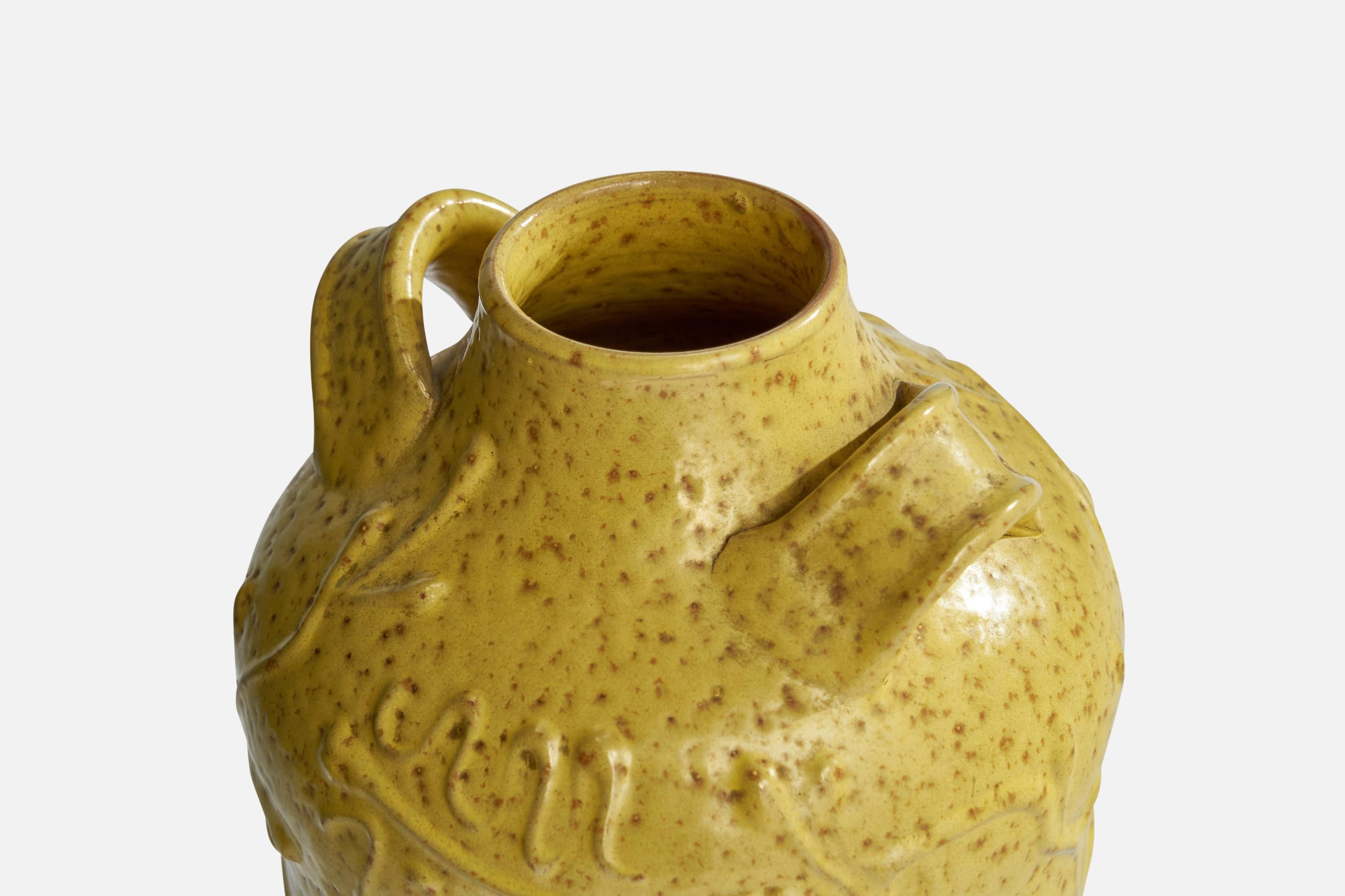 Vaso in ceramica smaltata gialla disegnato e prodotto da Nittsjö, Svezia, anni '30.