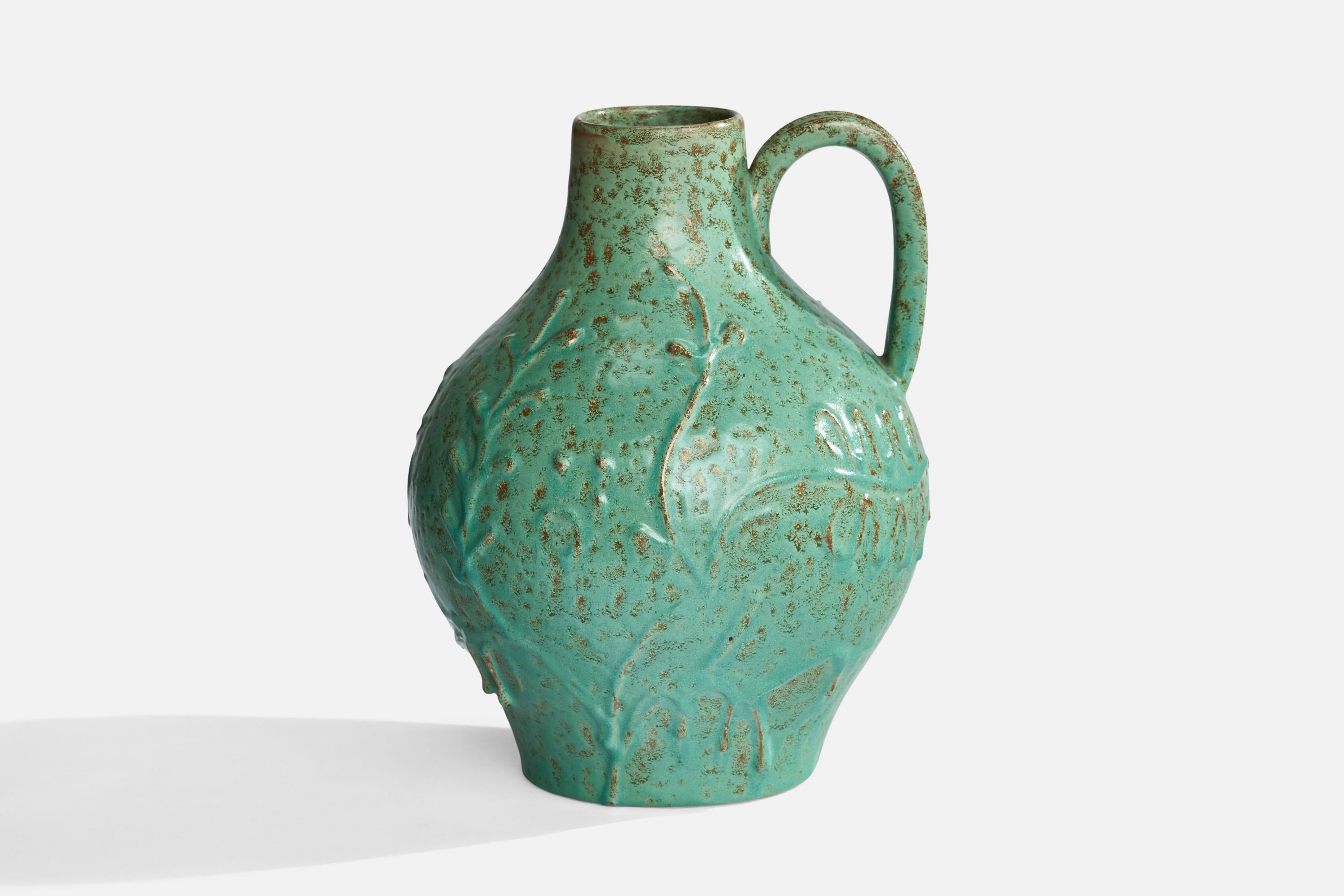Eine grün glasierte Keramikvase, entworfen und hergestellt von Nittsjö, Schweden, 1930er Jahre.
