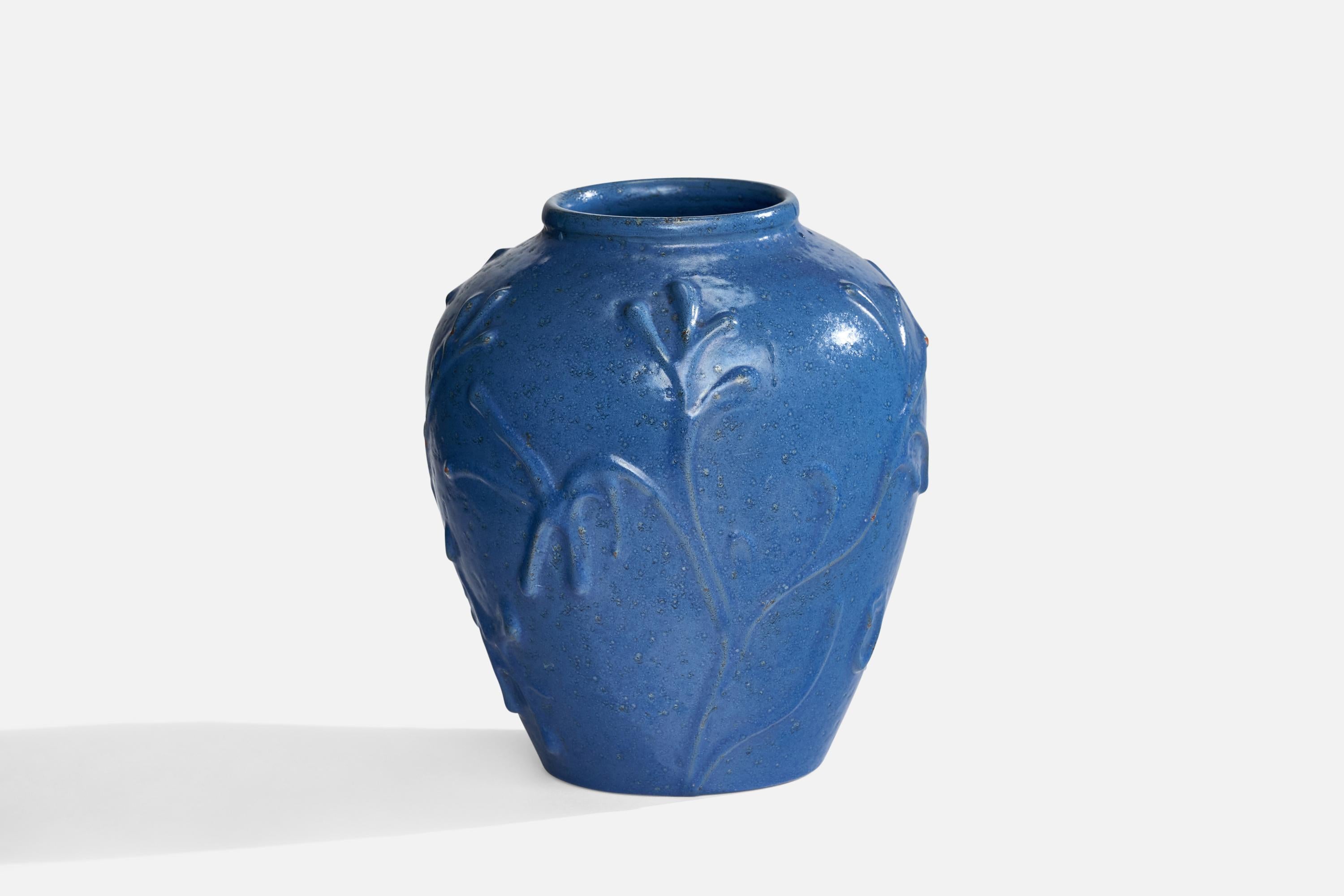 Vase en céramique à glaçure bleue conçu et produit par Nittsjö, Suède, années 1930.