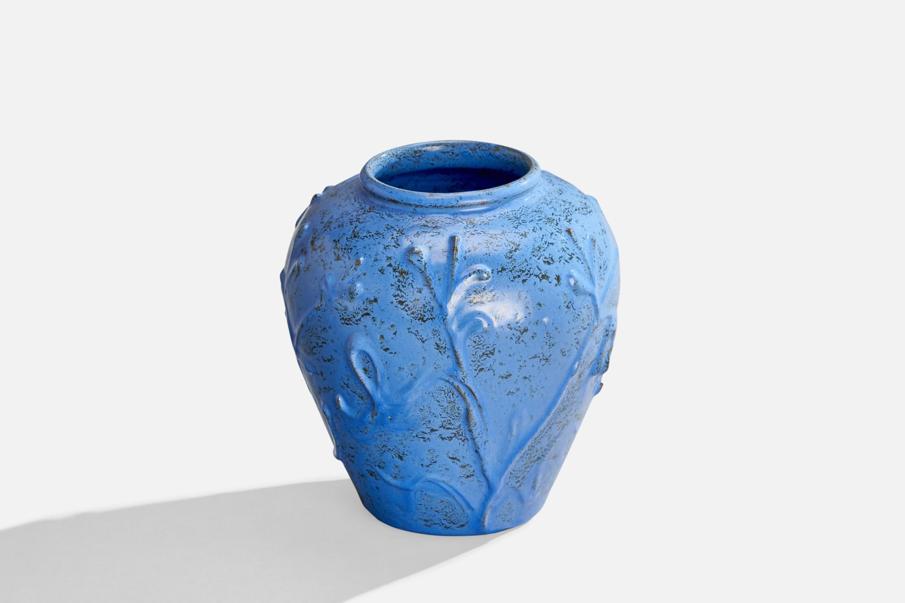 Eine blau glasierte Keramikvase, entworfen und hergestellt von Nittsjö, Schweden, 1930er Jahre.