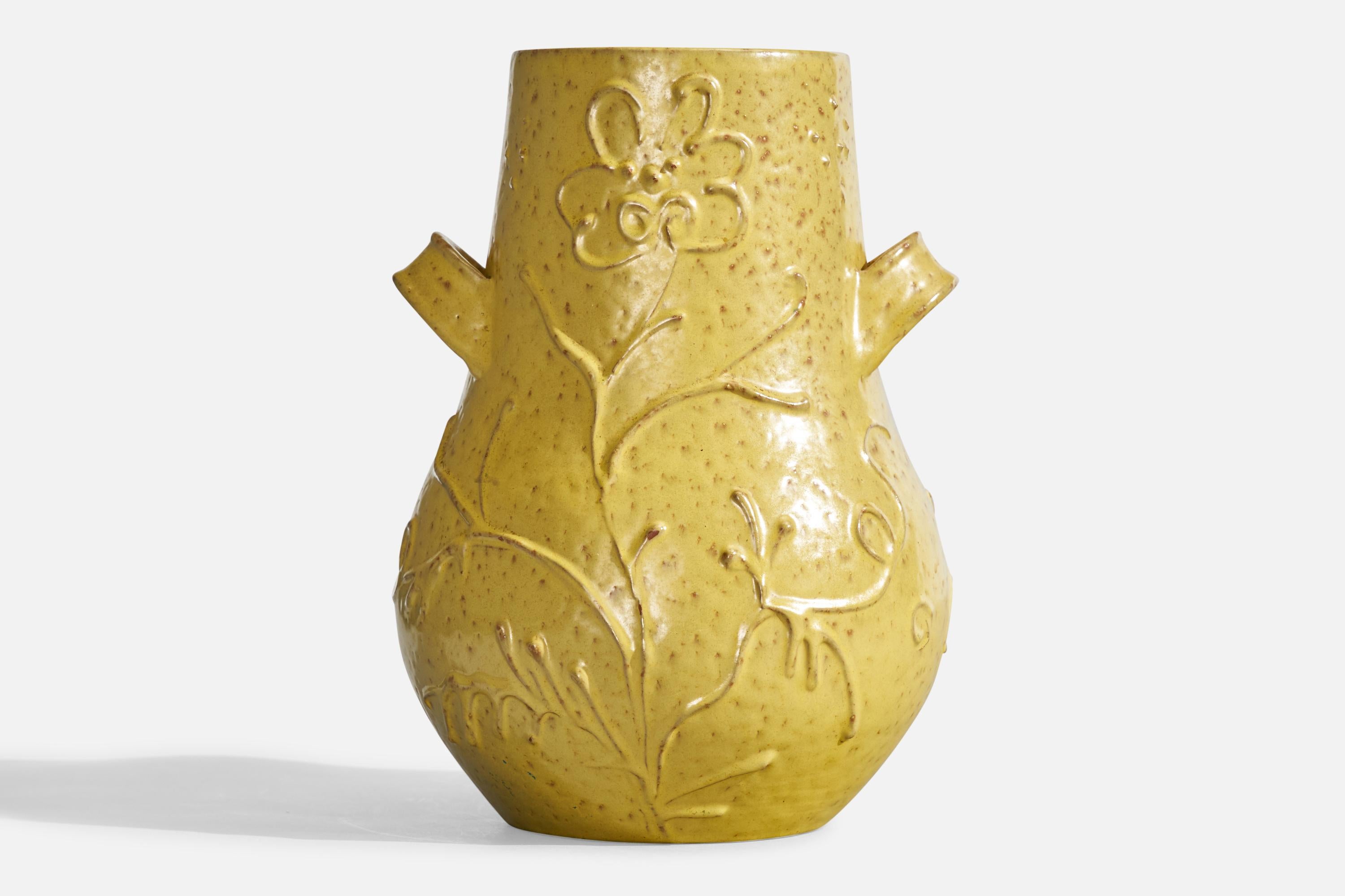 Vase en céramique à glaçure jaune conçu et produit par Nittsjö, Suède, C.C.
