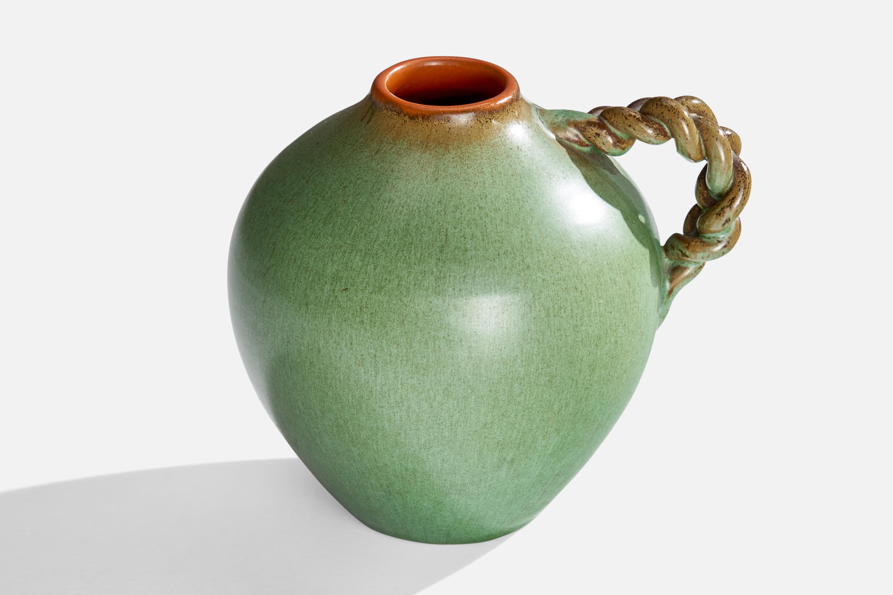 Vase en grès émaillé vert et orange conçu et produit par Nittsjö, Suède, années 1930.

