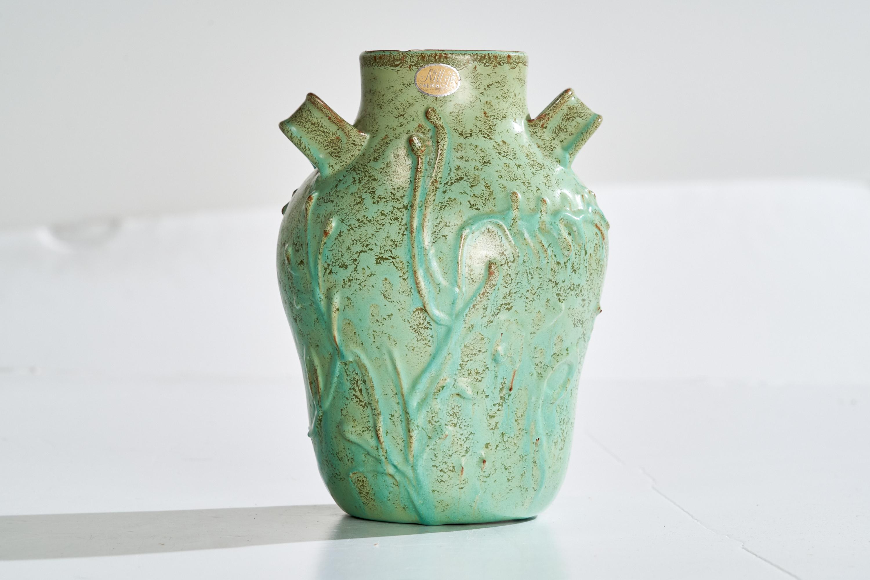Vase en céramique à glaçure jaune conçu et produit par Nittsjö, Suède, C.C.

Dimensions : 8.375