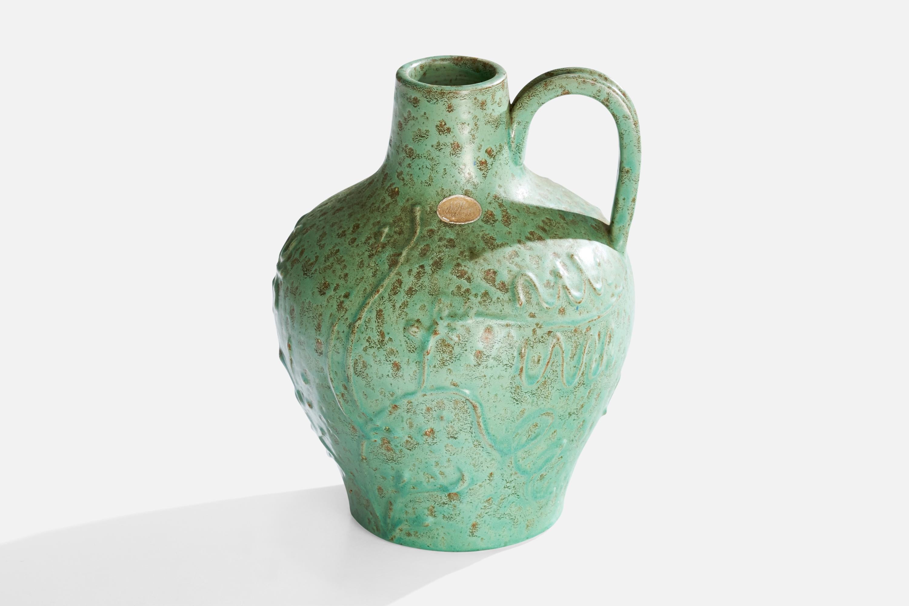 Vase en céramique à glaçure verte conçu et produit par Nittsjö, Suède, C.C.

Dimensions : 7.75