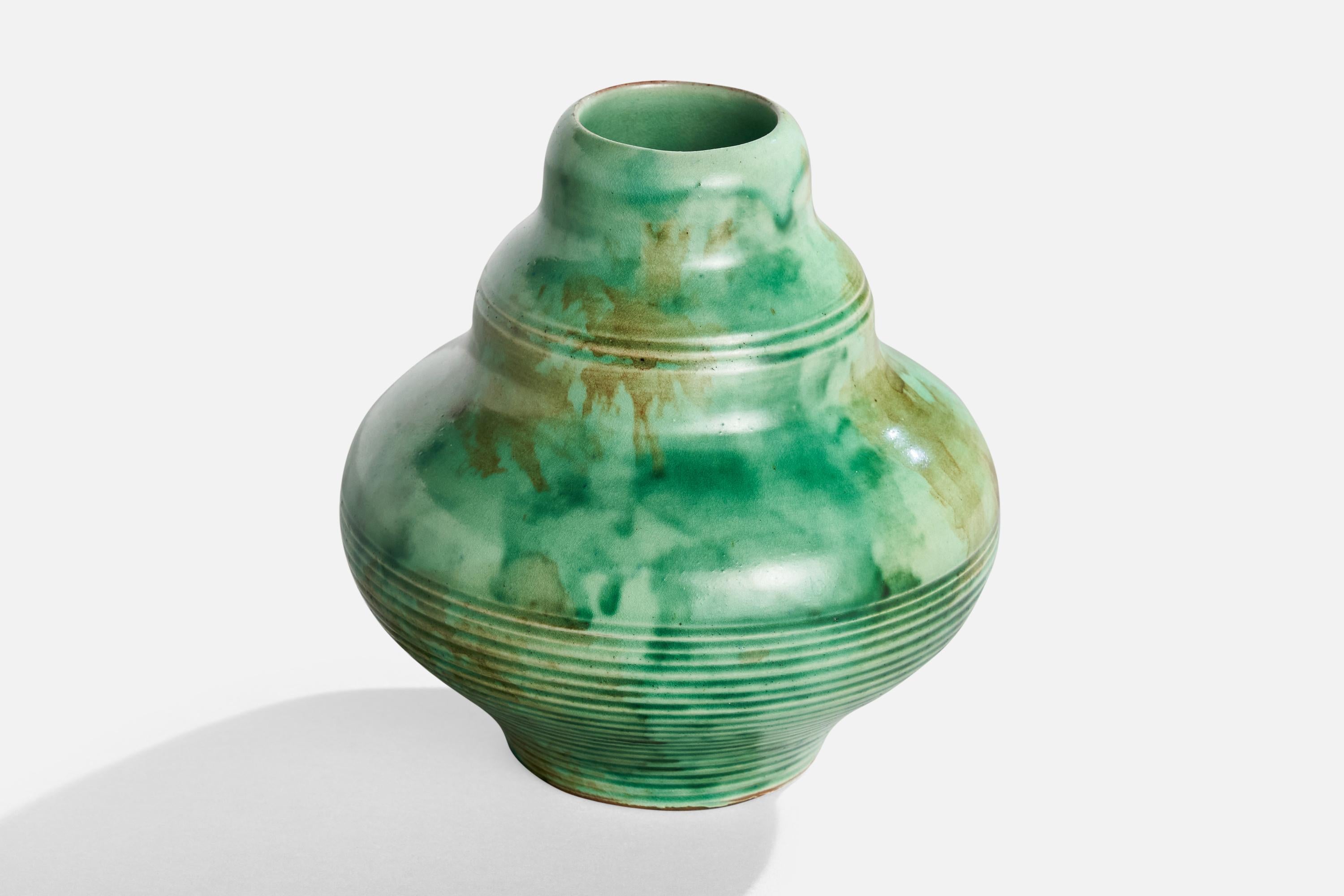Grün glasierte Keramikvase, hergestellt von Nittsjö, Schweden, um 1930.

Abmessungen: 6