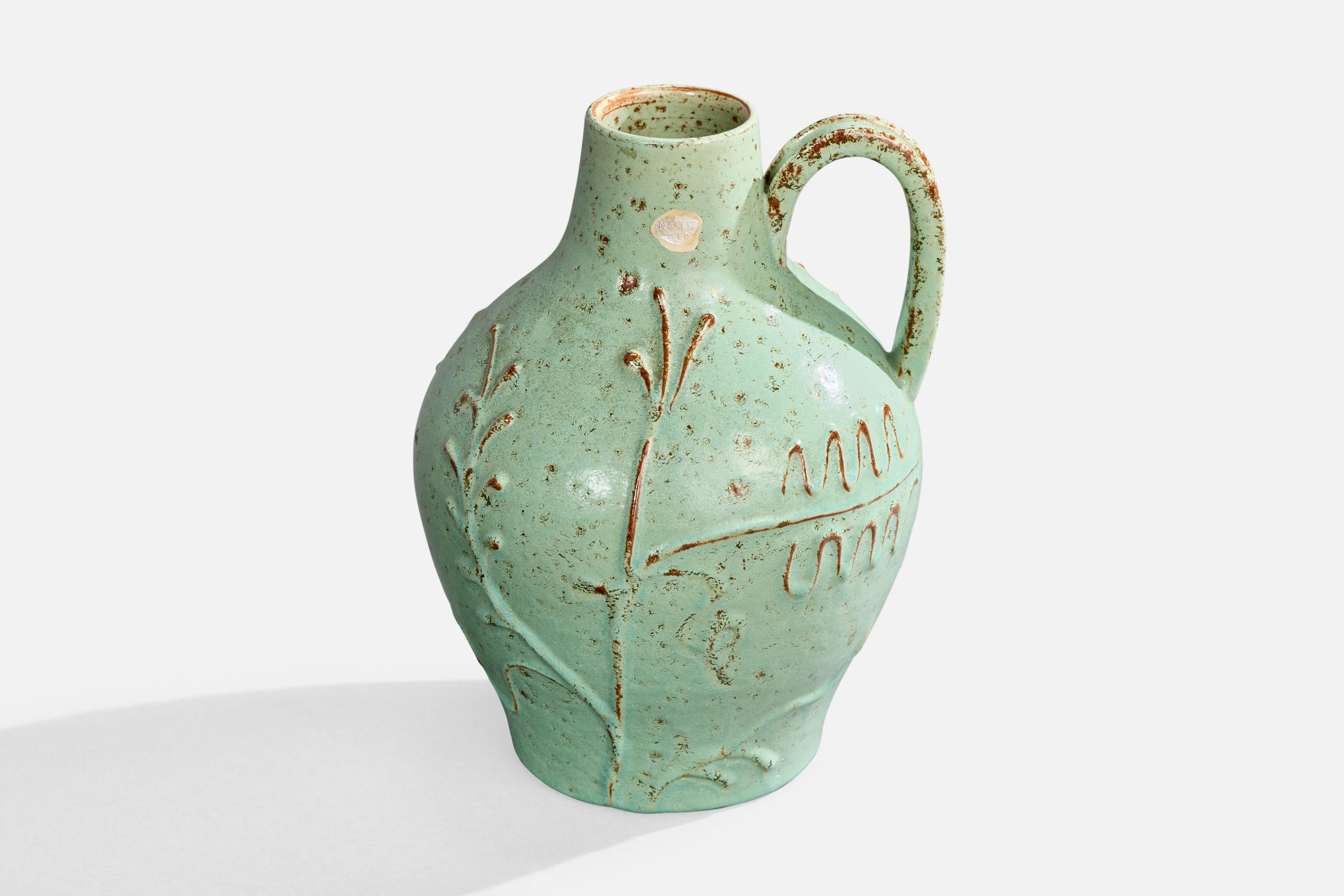 Vase en céramique à glaçure verte produit par Nittsjö, Suède, C.C.

Dimensions globales (pouces) : 8.0 
