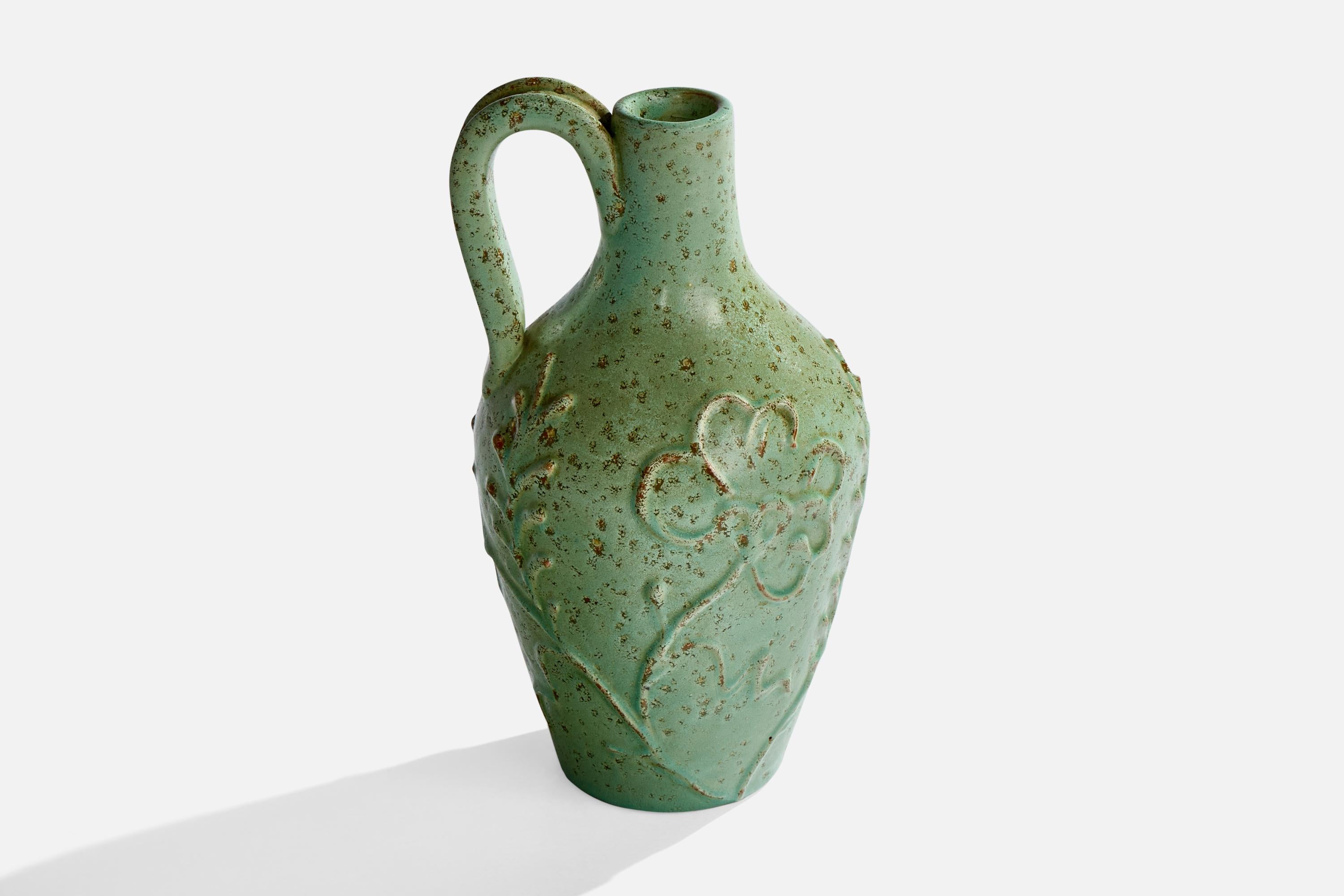 Jarrón de cerámica vidriada en verde fabricado por Nittsjö, Suecia, c. 1930.

Dimensiones totales (pulgadas): 7,25