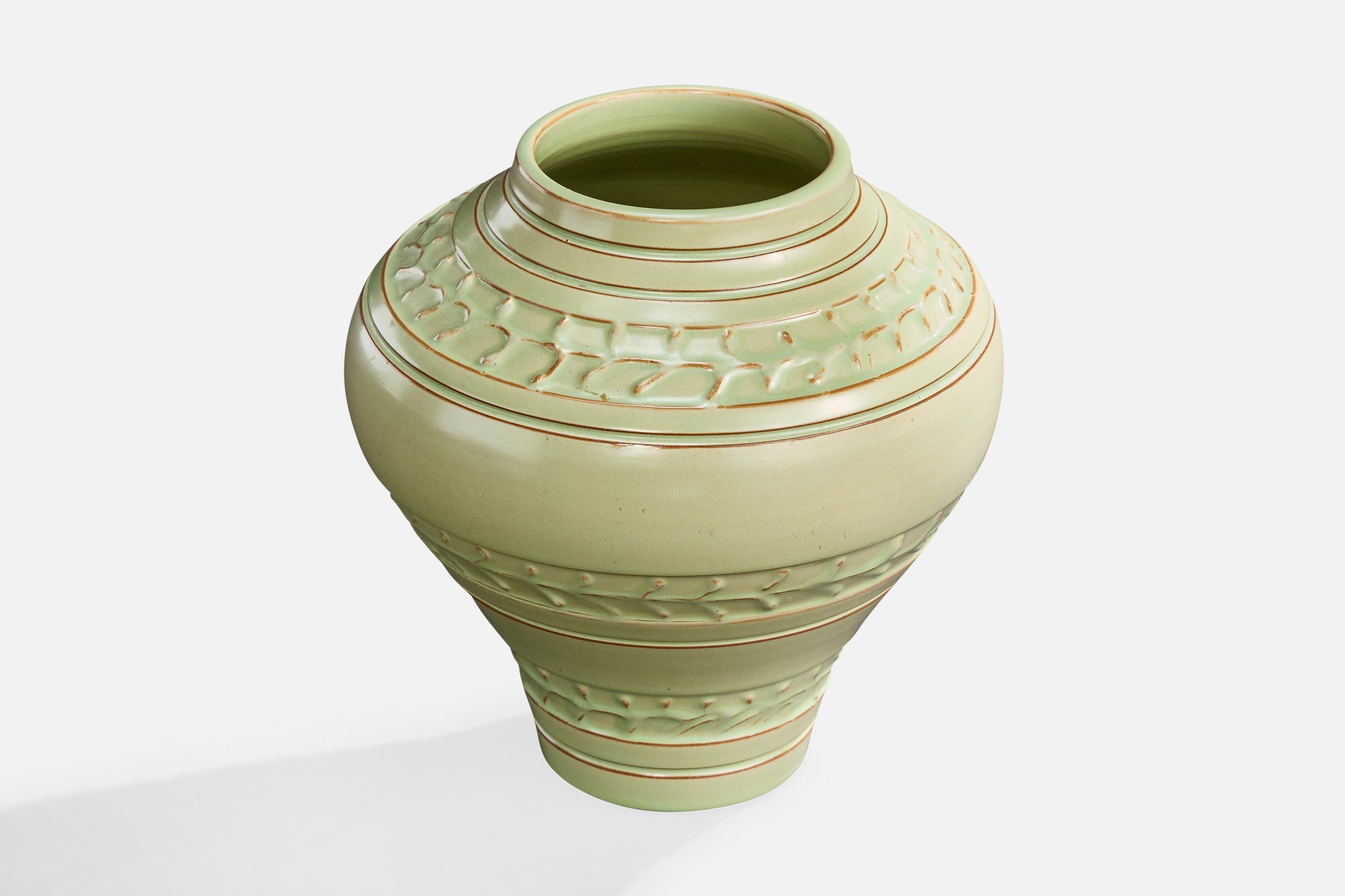 Vase en céramique à glaçure verte produit par Nittsjö, Suède, C.C.

Dimensions globales (pouces) : 6.25 