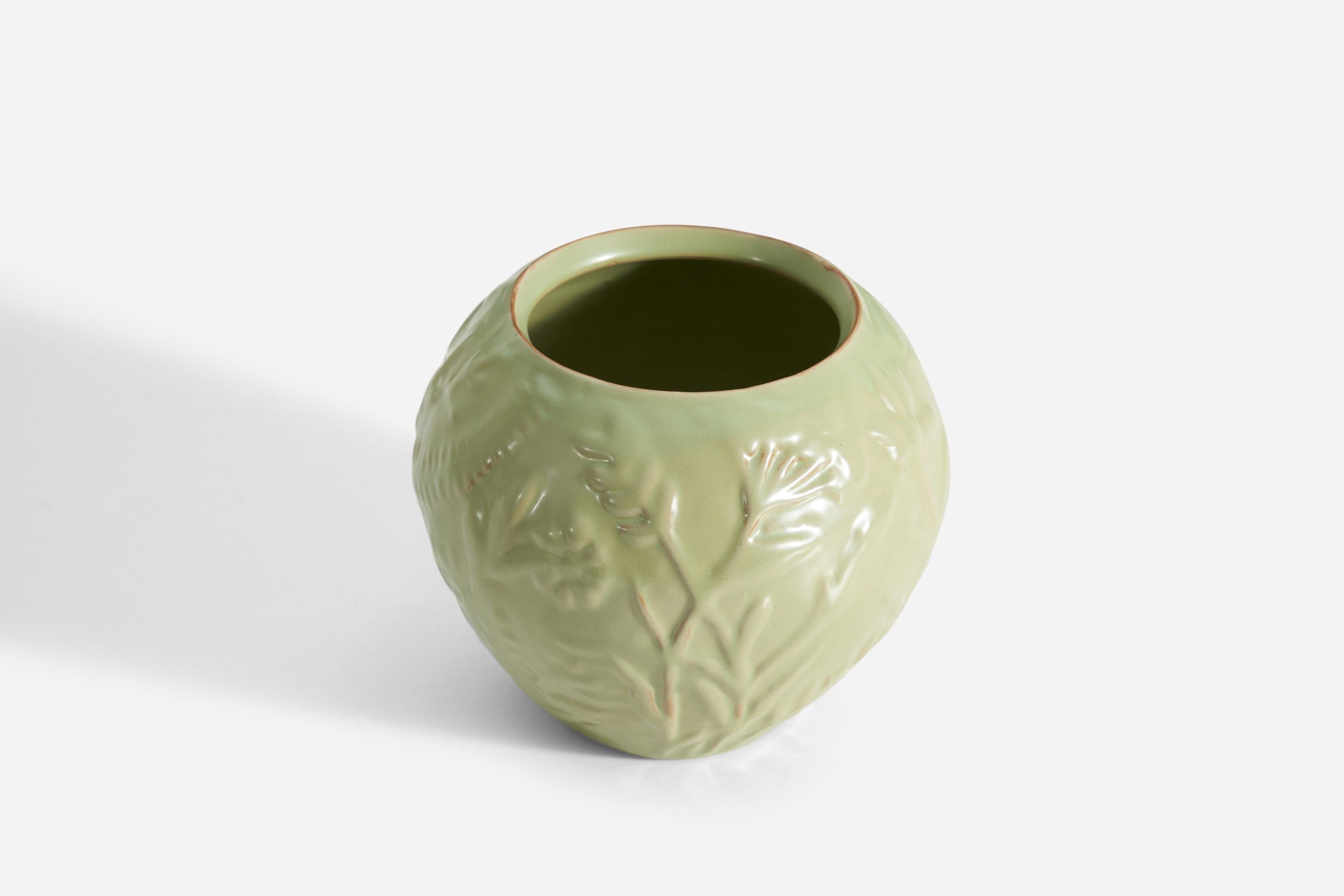 Vaso in terracotta smaltata verde con motivi floreali prodotto da Nittsjö, Svezia, anni '40. Firmato sulla base. 



 