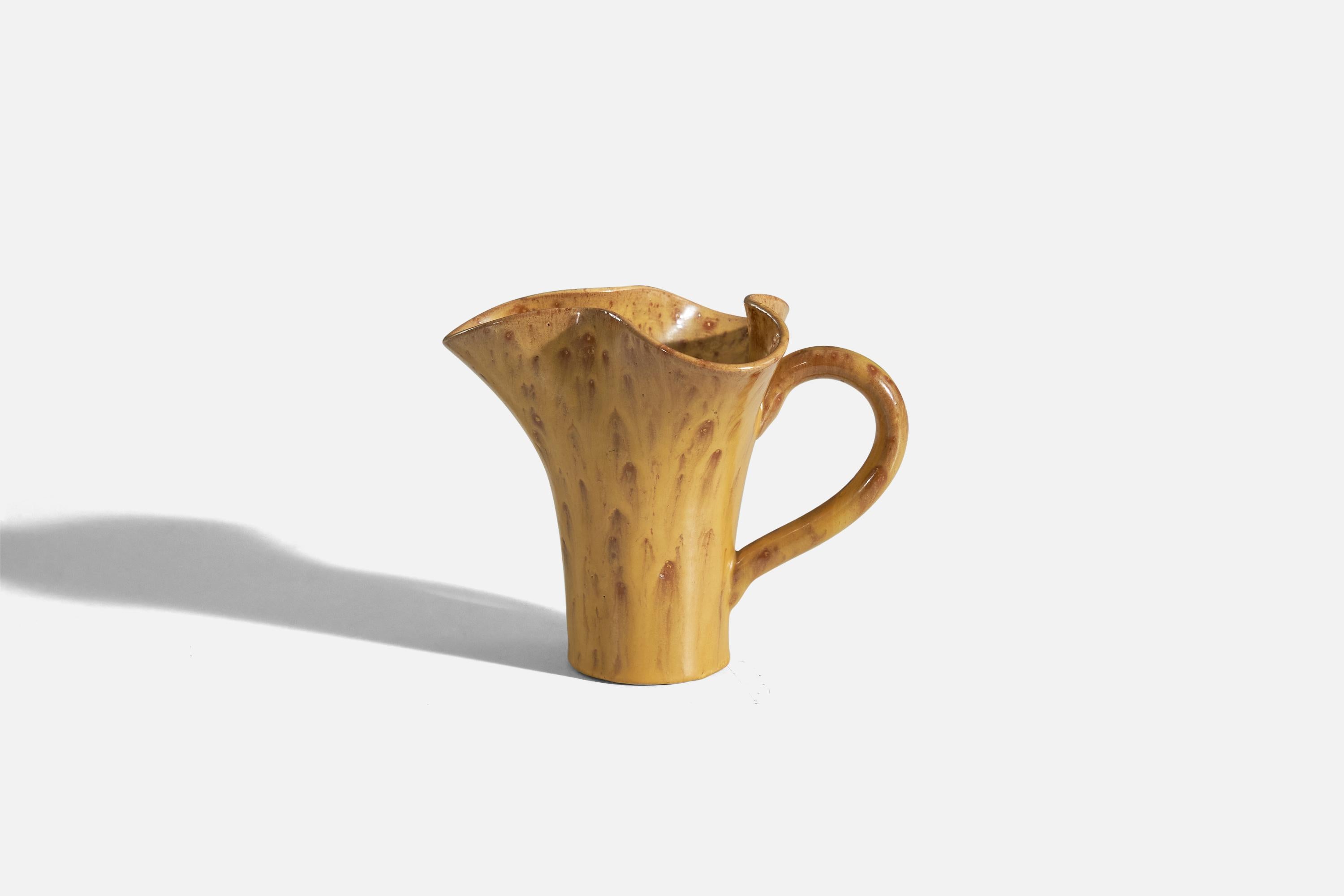 Vase en faïence émaillée jaune, conçu et produit par Nittsjö, Suède, années 1940.
 