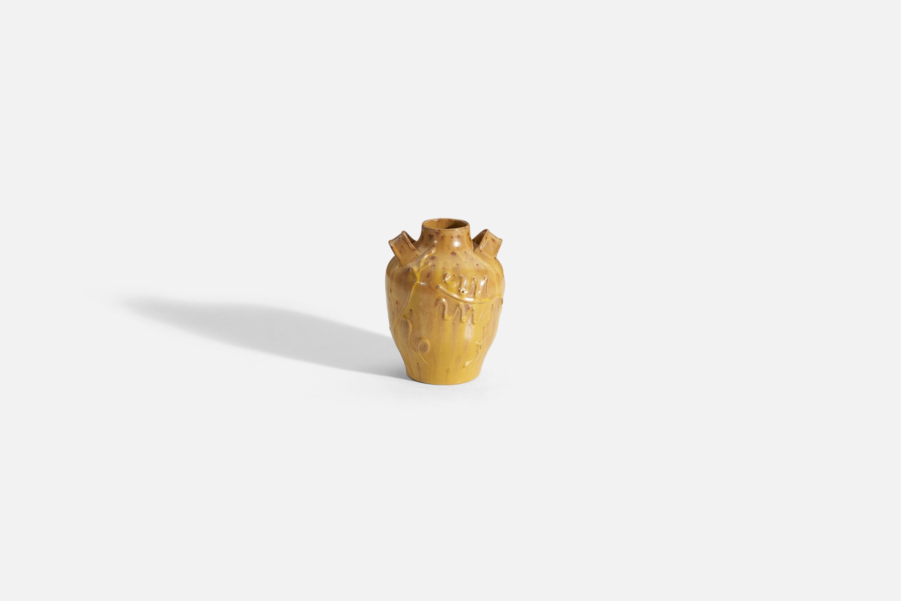 Un vase en céramique en faïence émaillée jaune avec des motifs floraux en relief par Nittsjö produit en Suède, années 1940. Il est signé sur la face inférieure.

 
