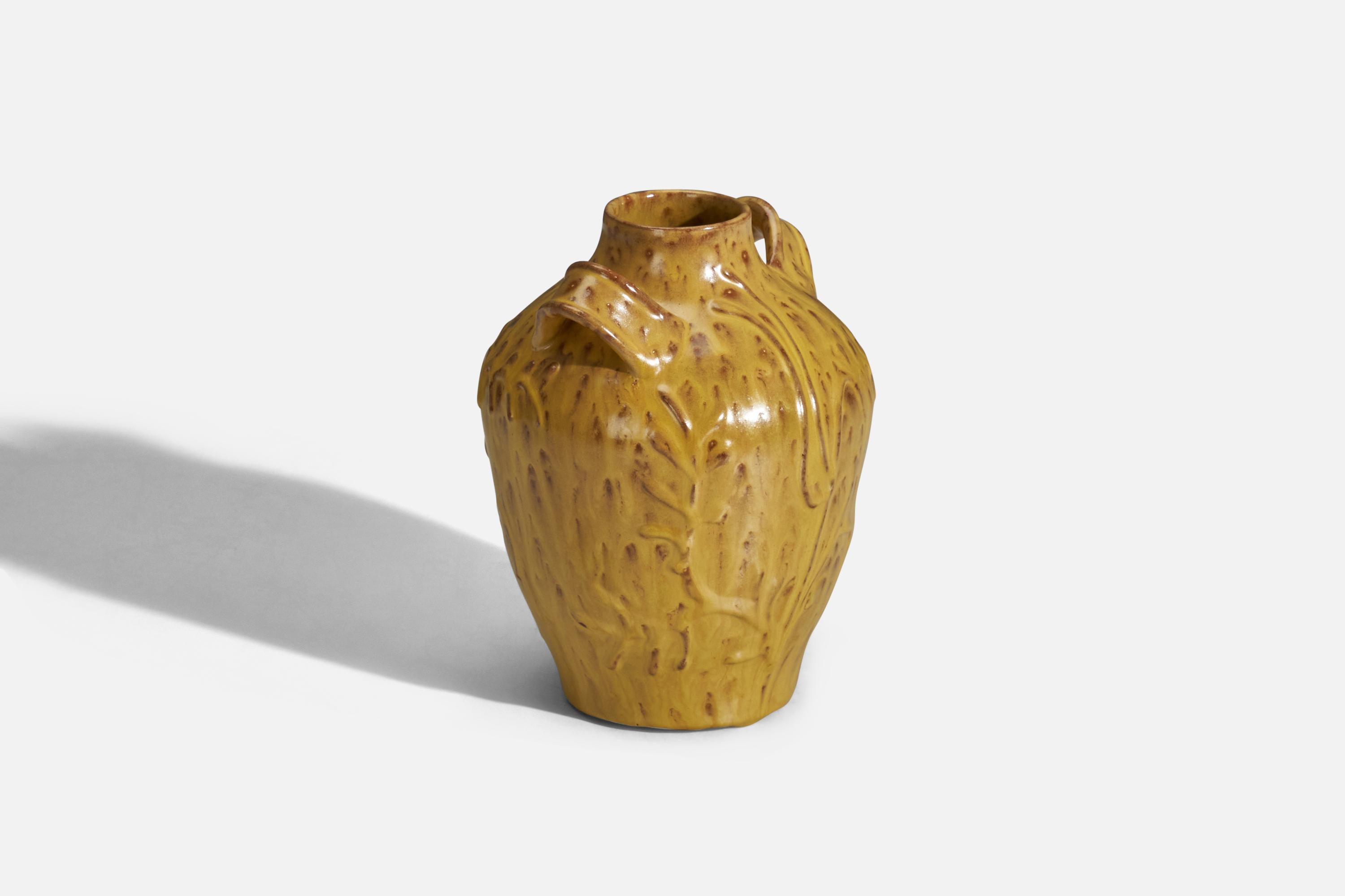 Vase en faïence émaillée jaune conçu et produit par Nittsjö, Suède, années 1940.