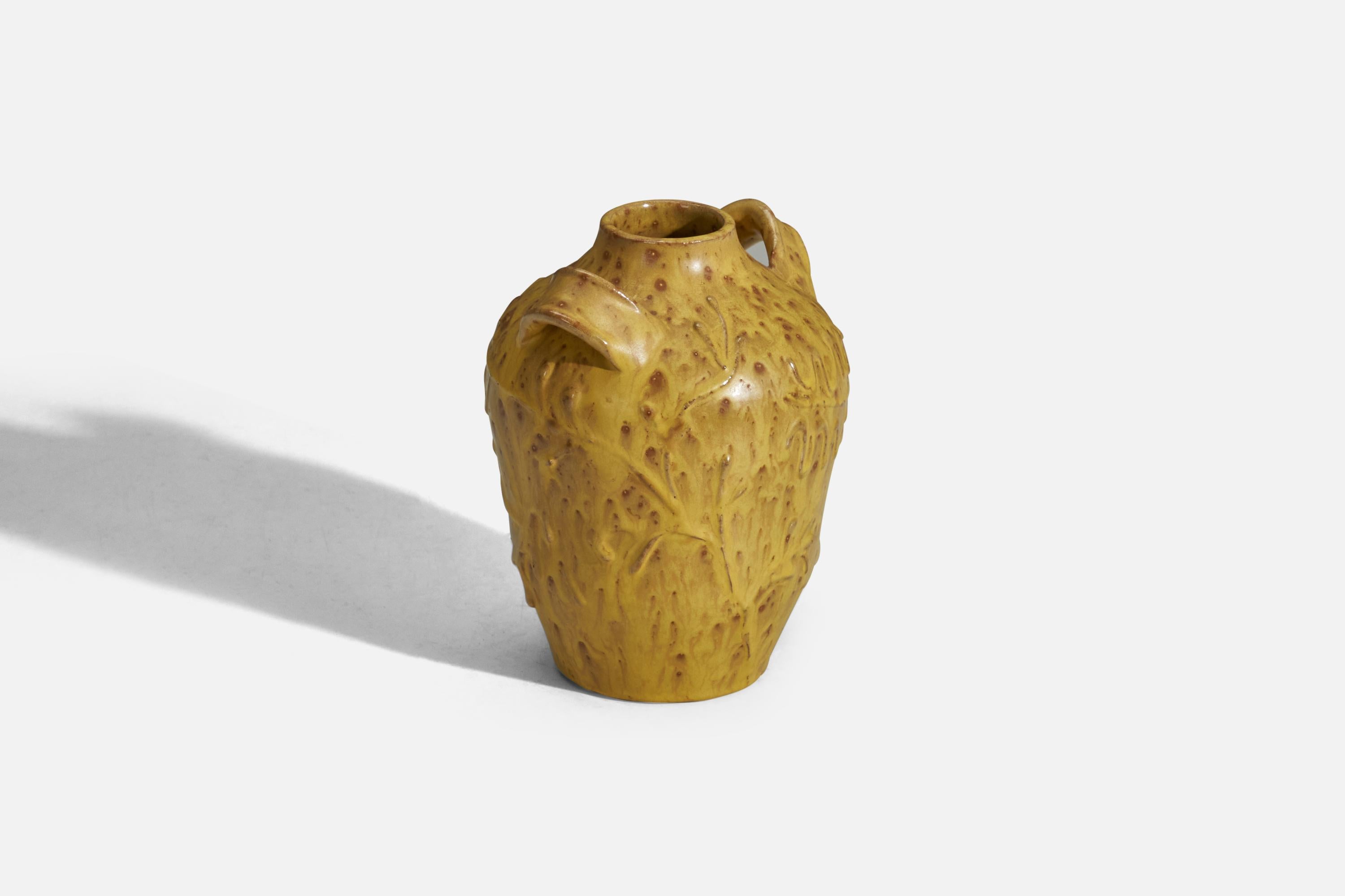 Vase en faïence émaillée jaune conçu et produit par Nittsjö, Suède, années 1940.