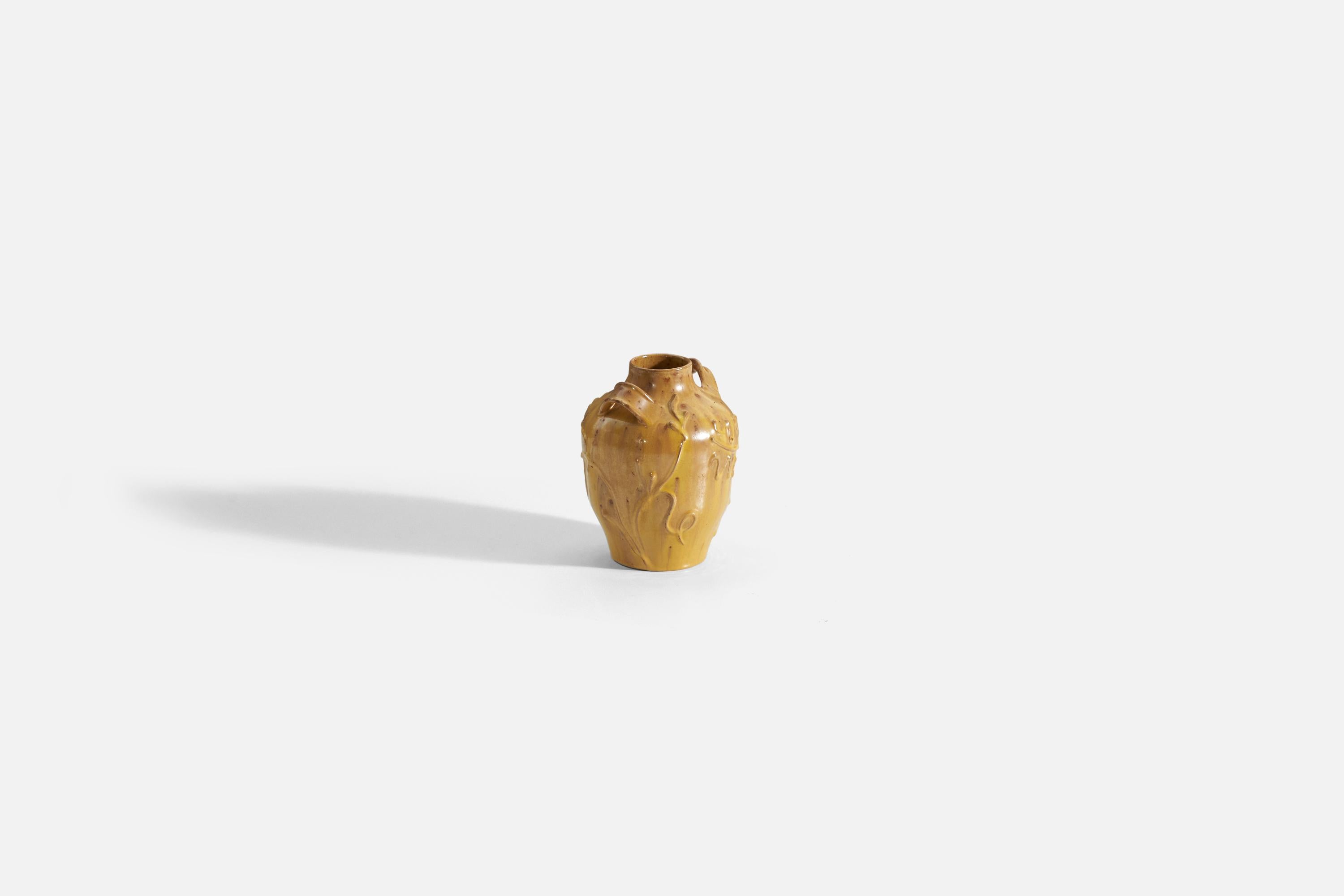 Nittsj, Vase, faïence jaune vernissée, Suède, années 1940 Bon état - En vente à High Point, NC