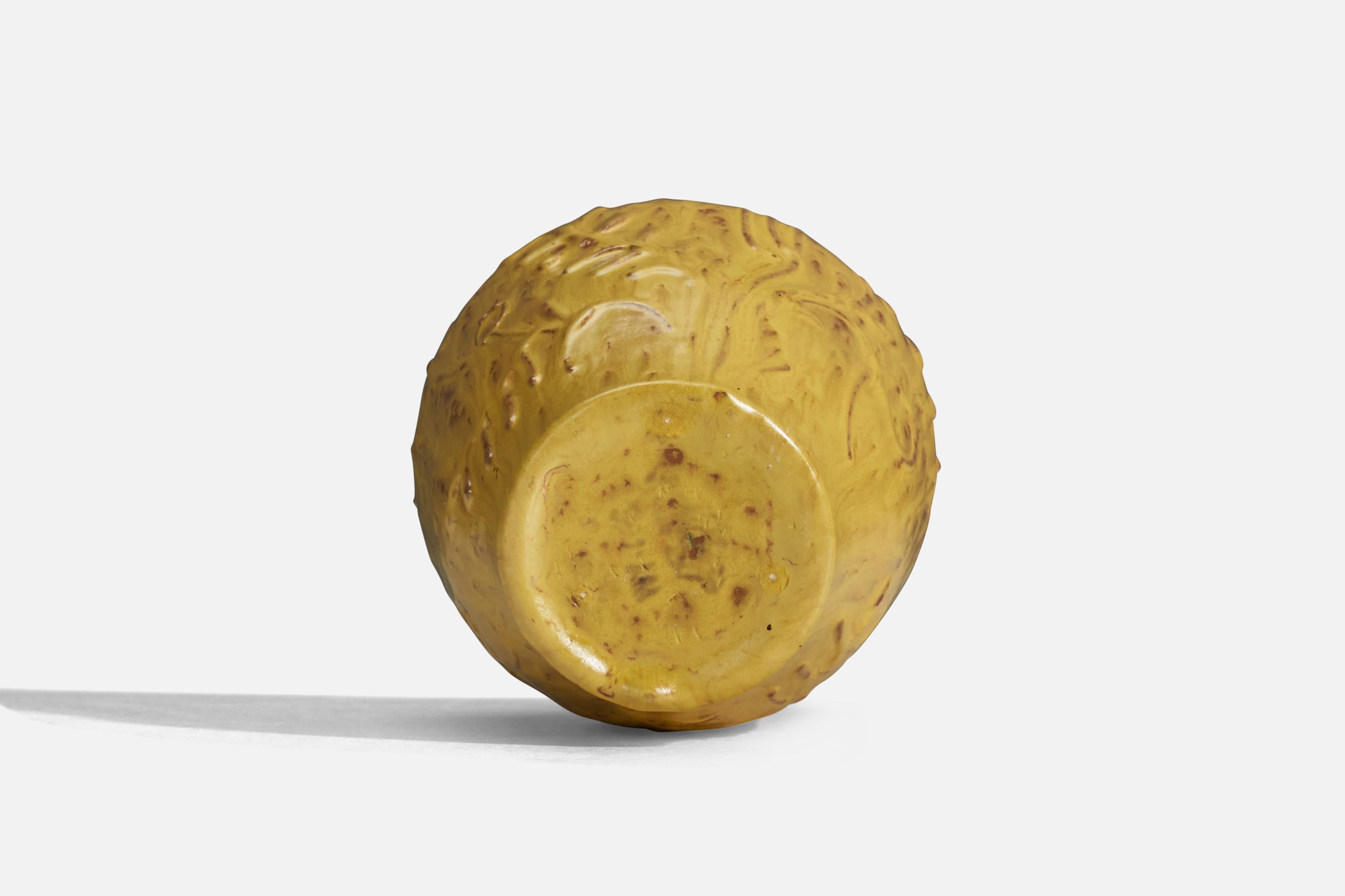 Nittsjö, Vase, faïence à glaçure jaune, Suède, années 1940 Bon état - En vente à High Point, NC