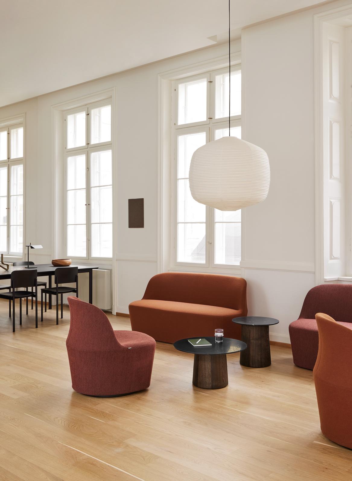 Niveau est une ligne élégante et polyvalente de tables basses en marbre sophistiqué et en bois sensuel, alliant les lignes minimalistes scandinaves à la beauté des matériaux naturels. 
Conçue par la célèbre designer danoise Cecilie Manz, la table