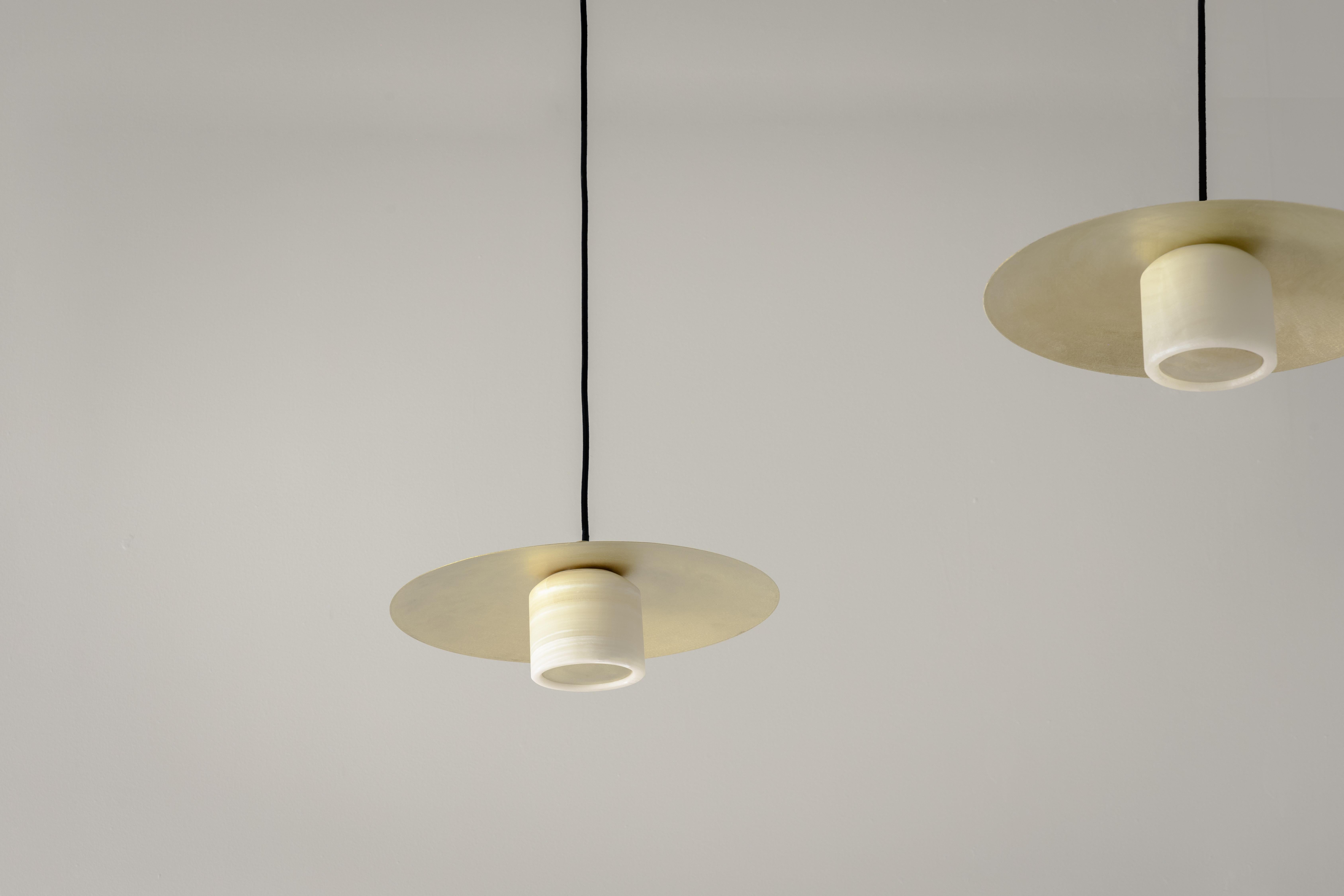 Lámpara Colgante Nix de Ónice y Pantalla de Latón Cepillado by NuumbraDimensiones: Ø 40 x H 150 cm. 
Materiales: Latón cepillado y ónice.

Disponible en latón cepillado o envejecido. Los precios pueden variar. Todas nuestras lámparas pueden