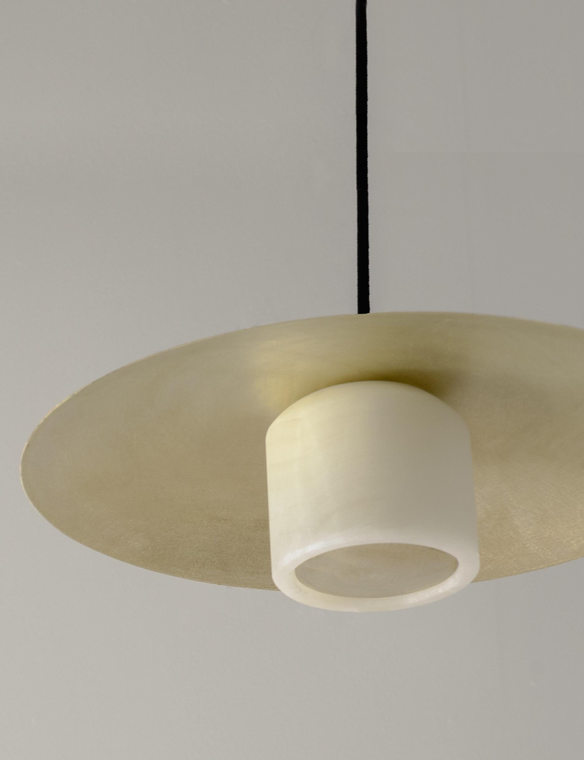 Lámpara colgante Nix de ónice y pantalla de latón cepillado by Nuumbra Moderno en venta