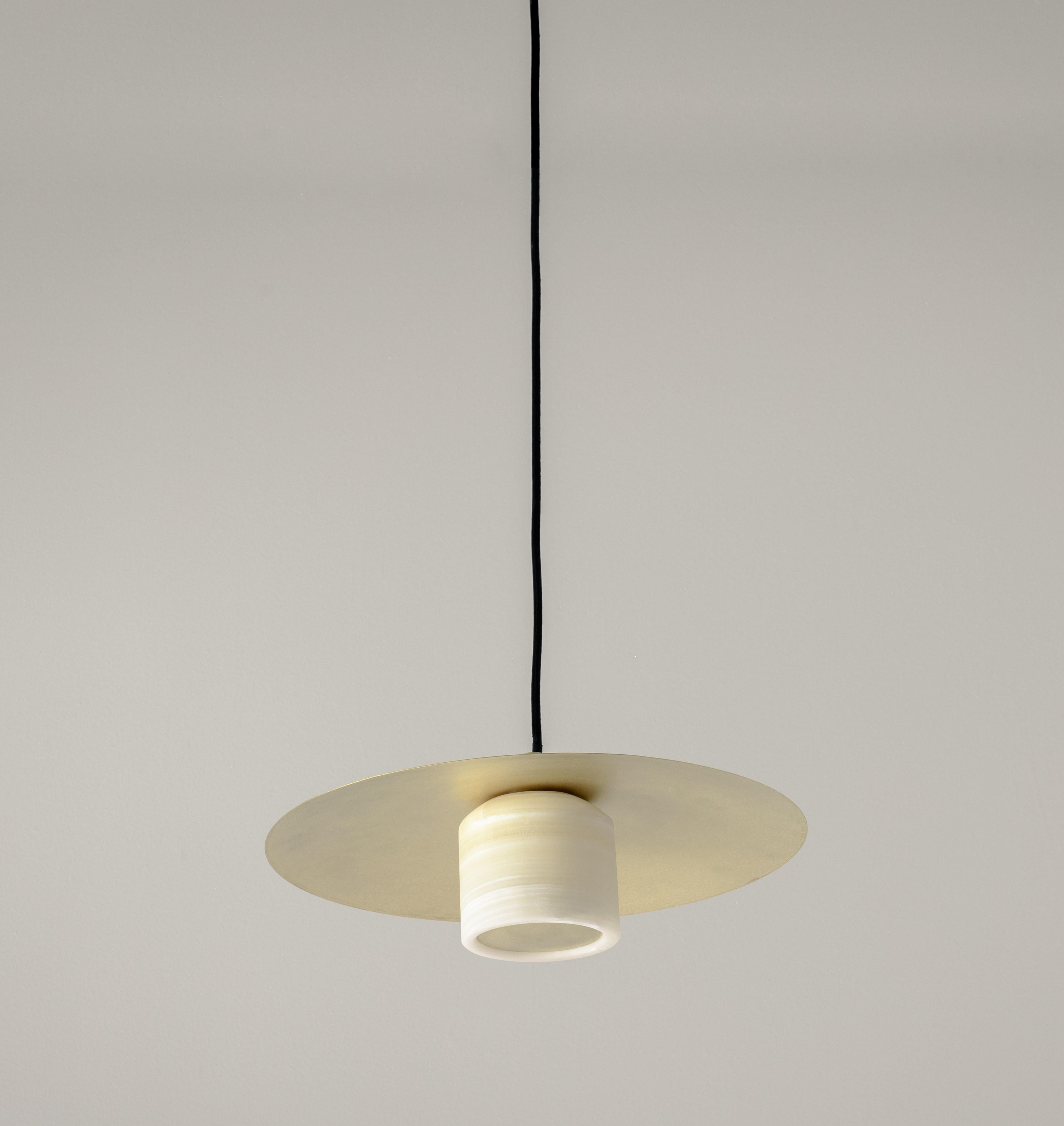 Lámpara colgante Nix de ónice y pantalla de latón cepillado by Nuumbra Otro en venta