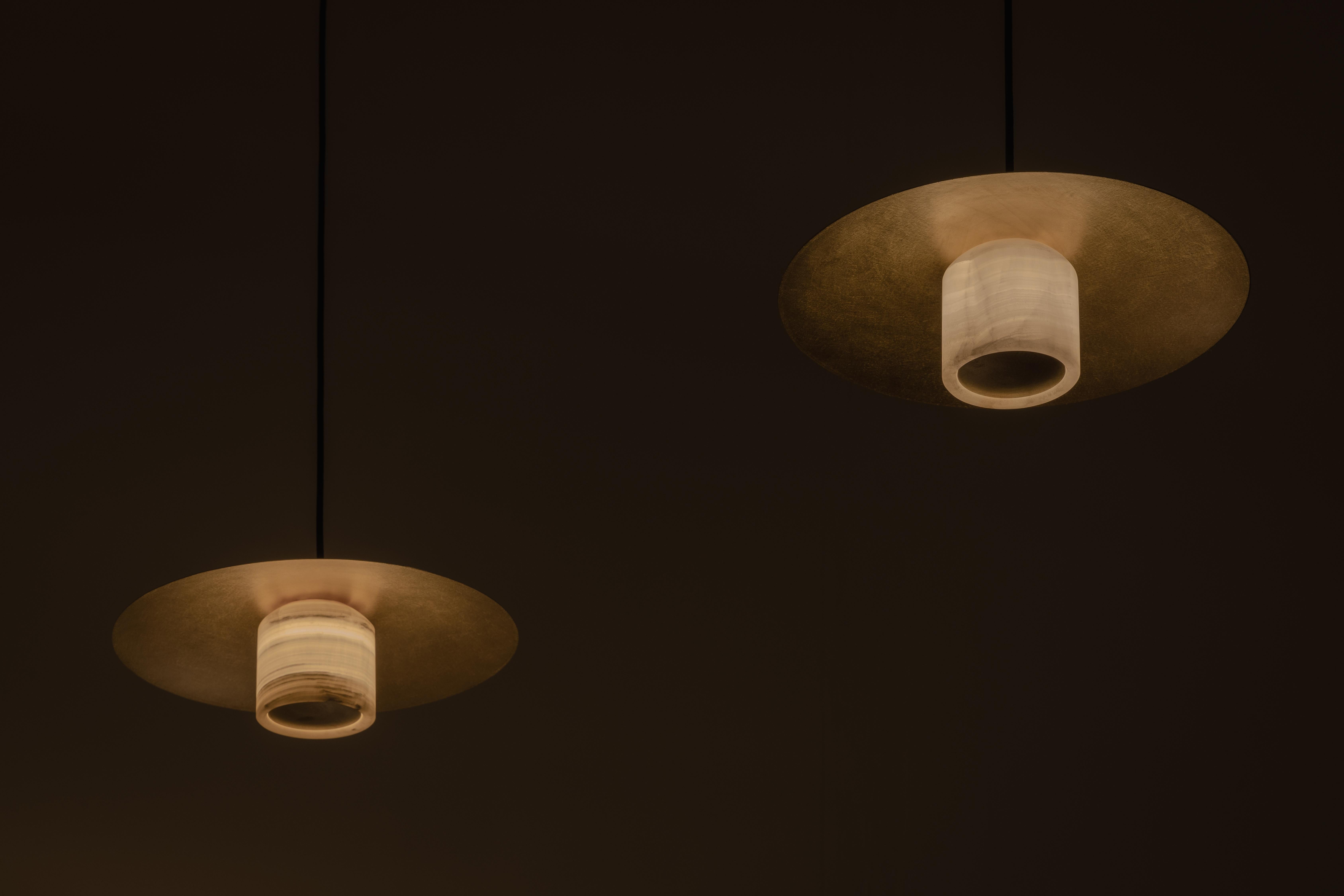 Lámpara colgante Nix de ónice y pantalla de latón cepillado by Nuumbra Siglo XXI y contemporáneo en venta