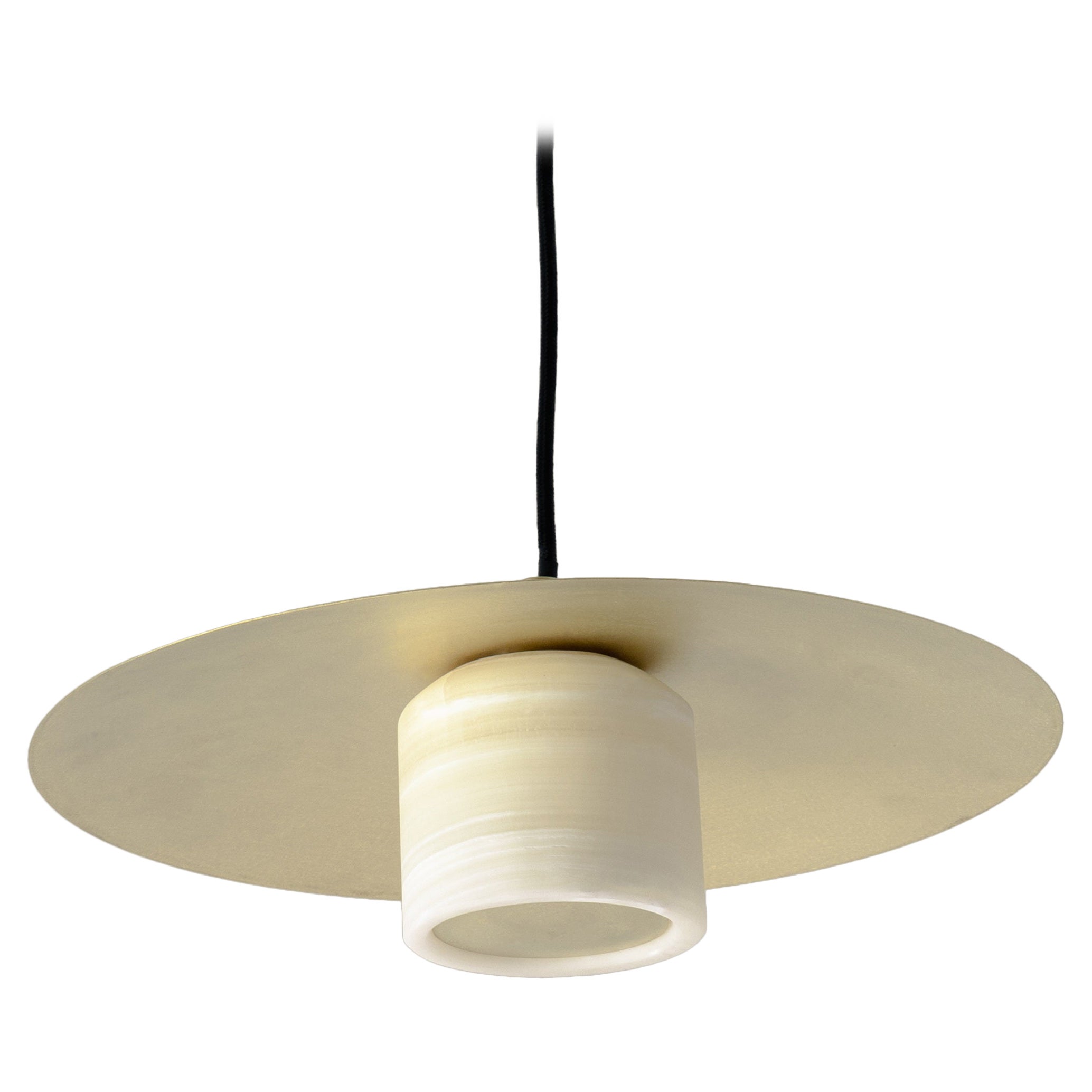 Lámpara colgante Nix de ónice y pantalla de latón cepillado by Nuumbra