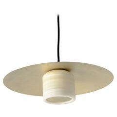 Lámpara colgante Nix de ónice y pantalla de latón cepillado by Nuumbra