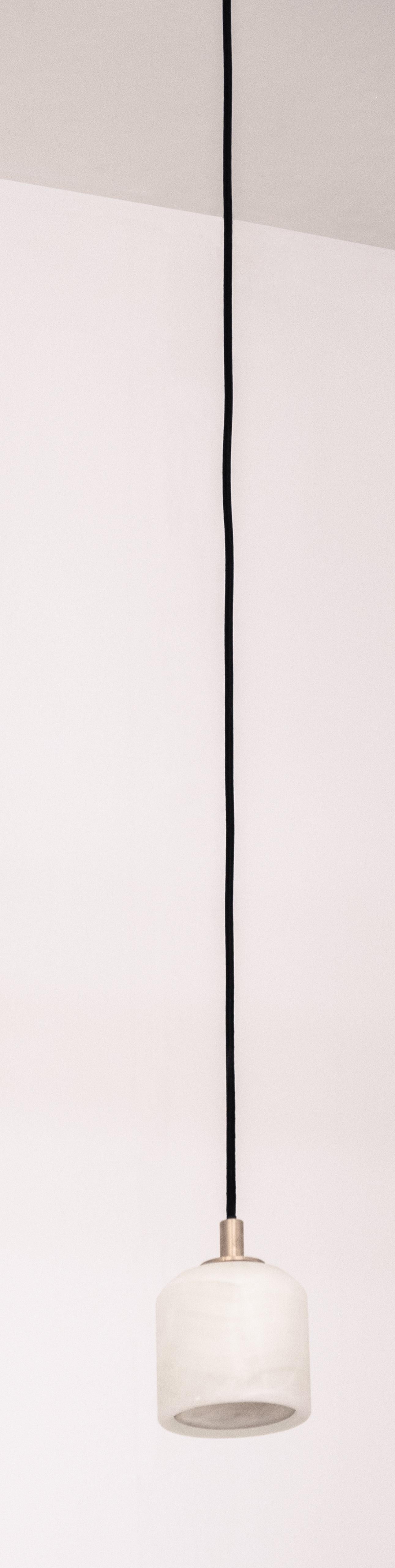 Lámpara colgante Nix de ónice y latón cepillado by Nuumbra
Dimensiones: Ø 10 x A 150 cm. 
Materiales: Latón cepillado y ónice.

Disponible en latón cepillado o envejecido. Los precios pueden variar. Todas nuestras lámparas pueden cablearse según